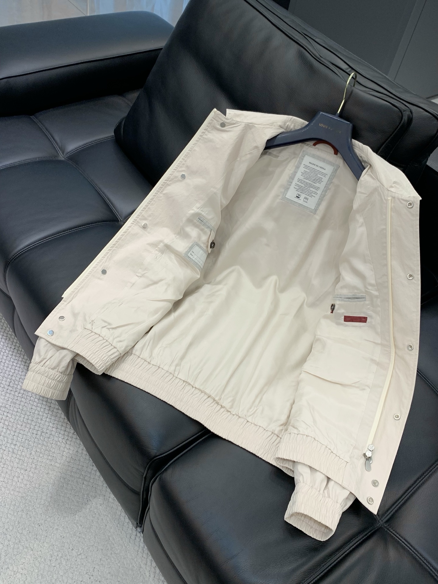 ，意大利神狮，2025秋季最新品，专柜同步有售，原单狠货，时尚休闲夹克翻领外套，采用进口原版面料，顶级刺