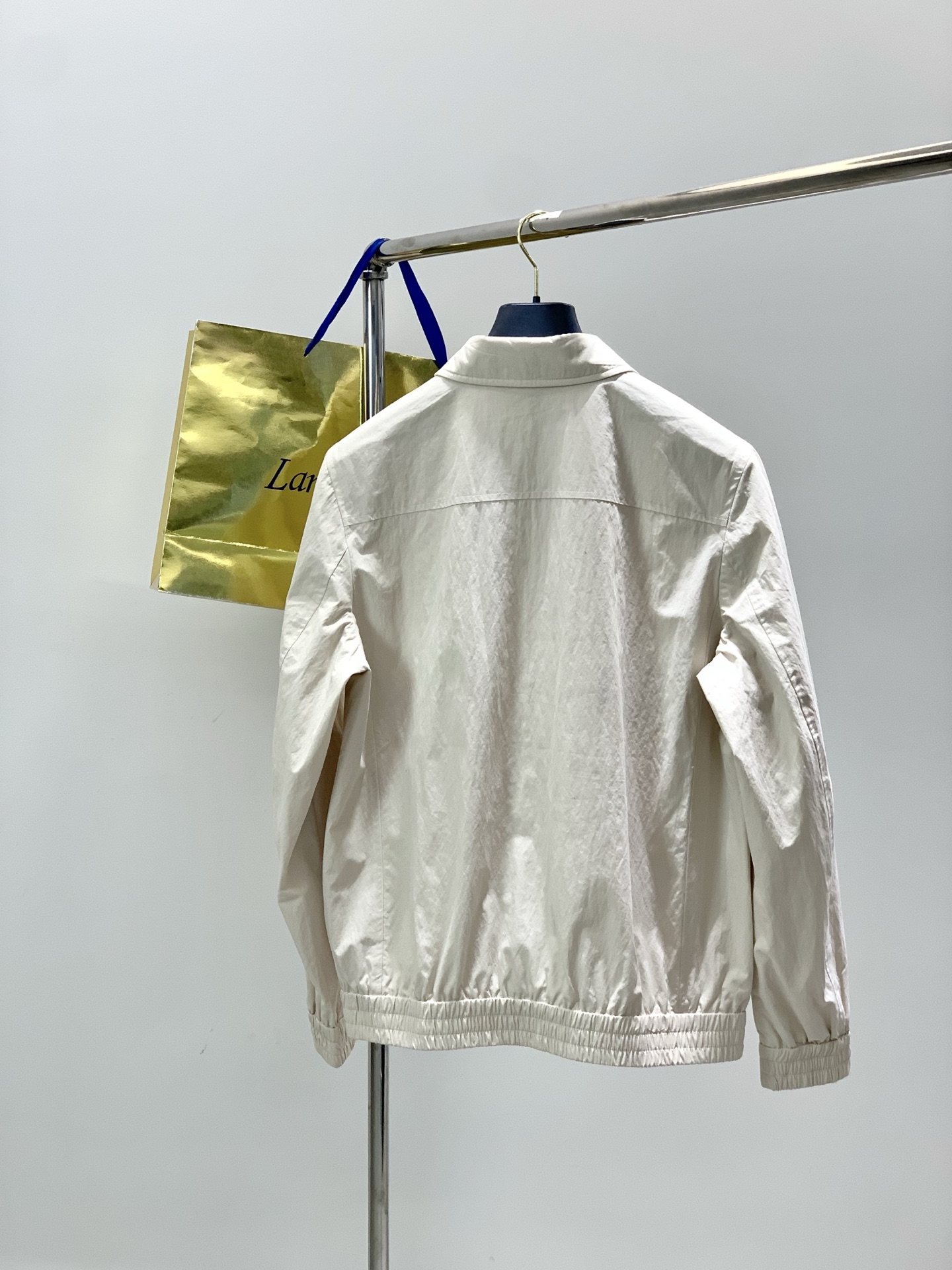 ，意大利神狮，2025秋季最新品，专柜同步有售，原单狠货，时尚休闲夹克翻领外套，采用进口原版面料，顶级刺