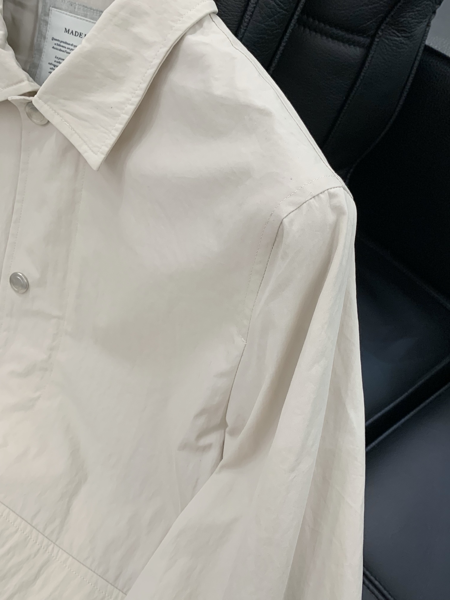 ，意大利神狮，2025秋季最新品，专柜同步有售，原单狠货，时尚休闲夹克翻领外套，采用进口原版面料，顶级刺