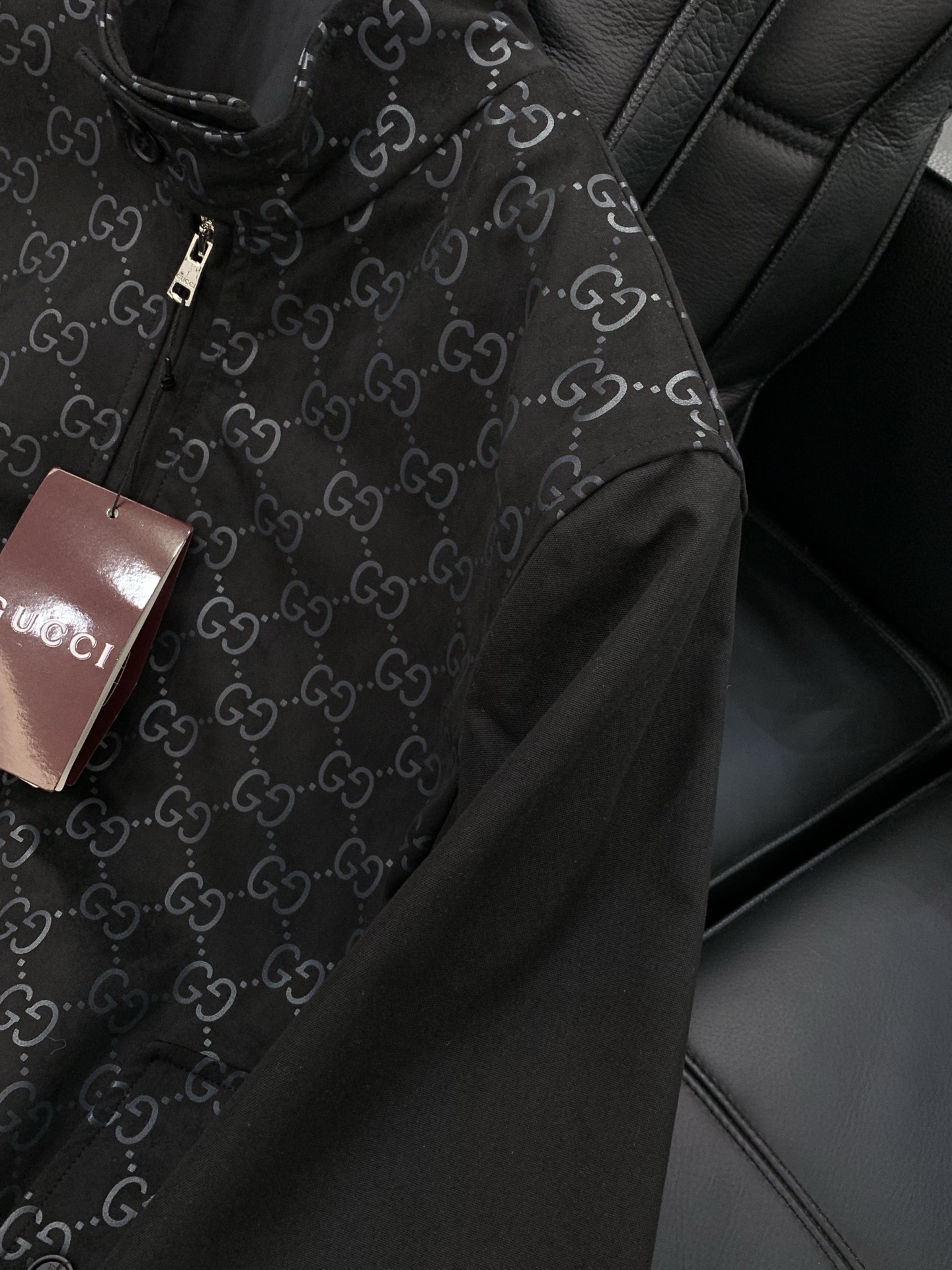 ，Gucci 古驰，2025秋冬最新款，专柜同步有售，原单狠货，时尚休闲夹克外套，上身很有特点！吸睛而有