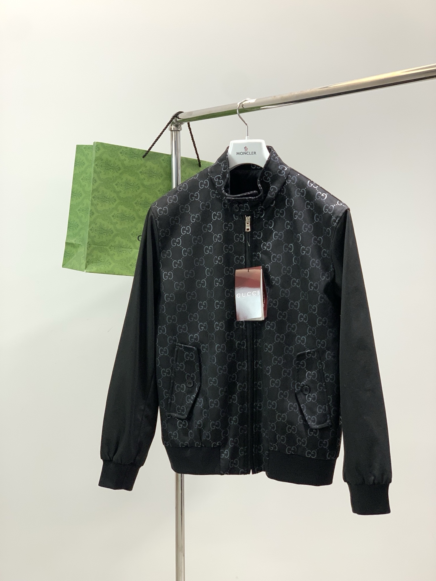 ，Gucci 古驰，2025秋冬最新款，专柜同步有售，原单狠货，时尚休闲夹克外套，上身很有特点！吸睛而有