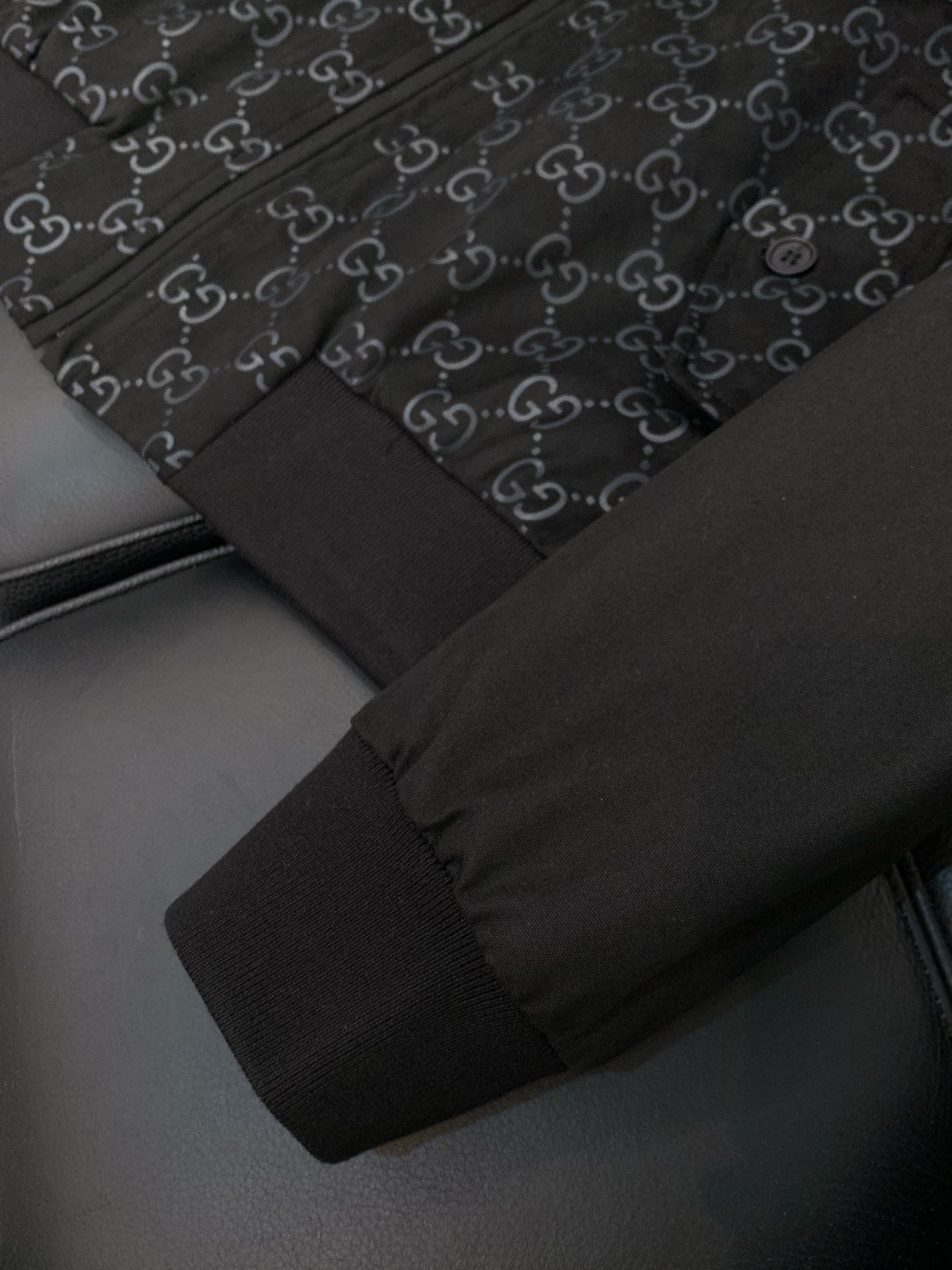 ，Gucci 古驰，2025秋冬最新款，专柜同步有售，原单狠货，时尚休闲夹克外套，上身很有特点！吸睛而有