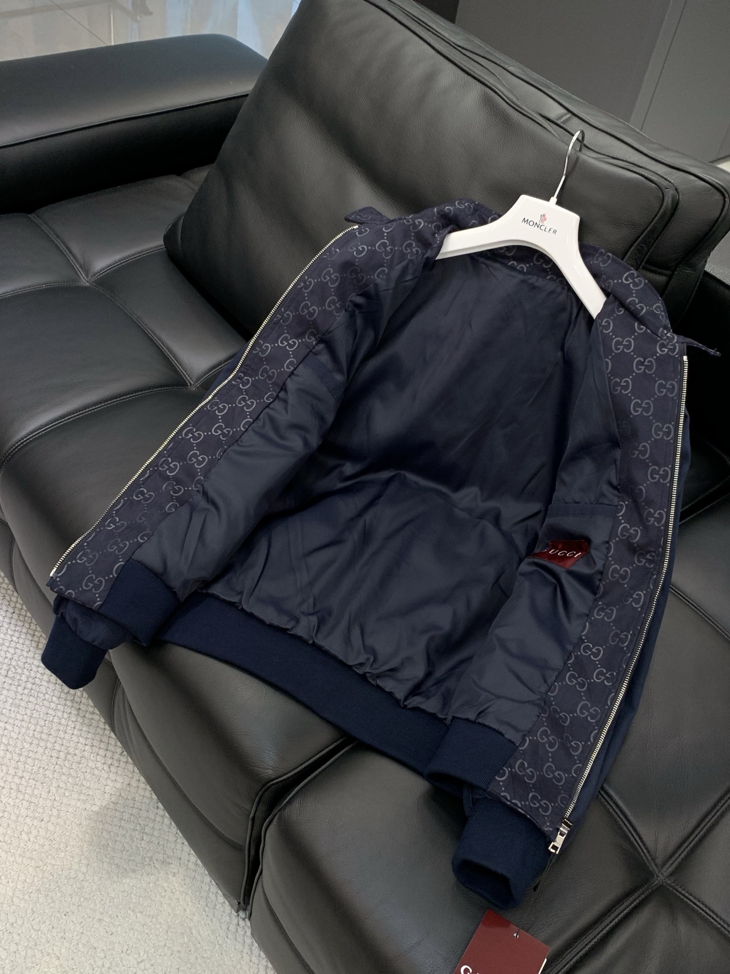 ，Gucci 古驰，2025秋冬最新款，专柜同步有售，原单狠货，时尚休闲夹克外套，上身很有特点！吸睛而有