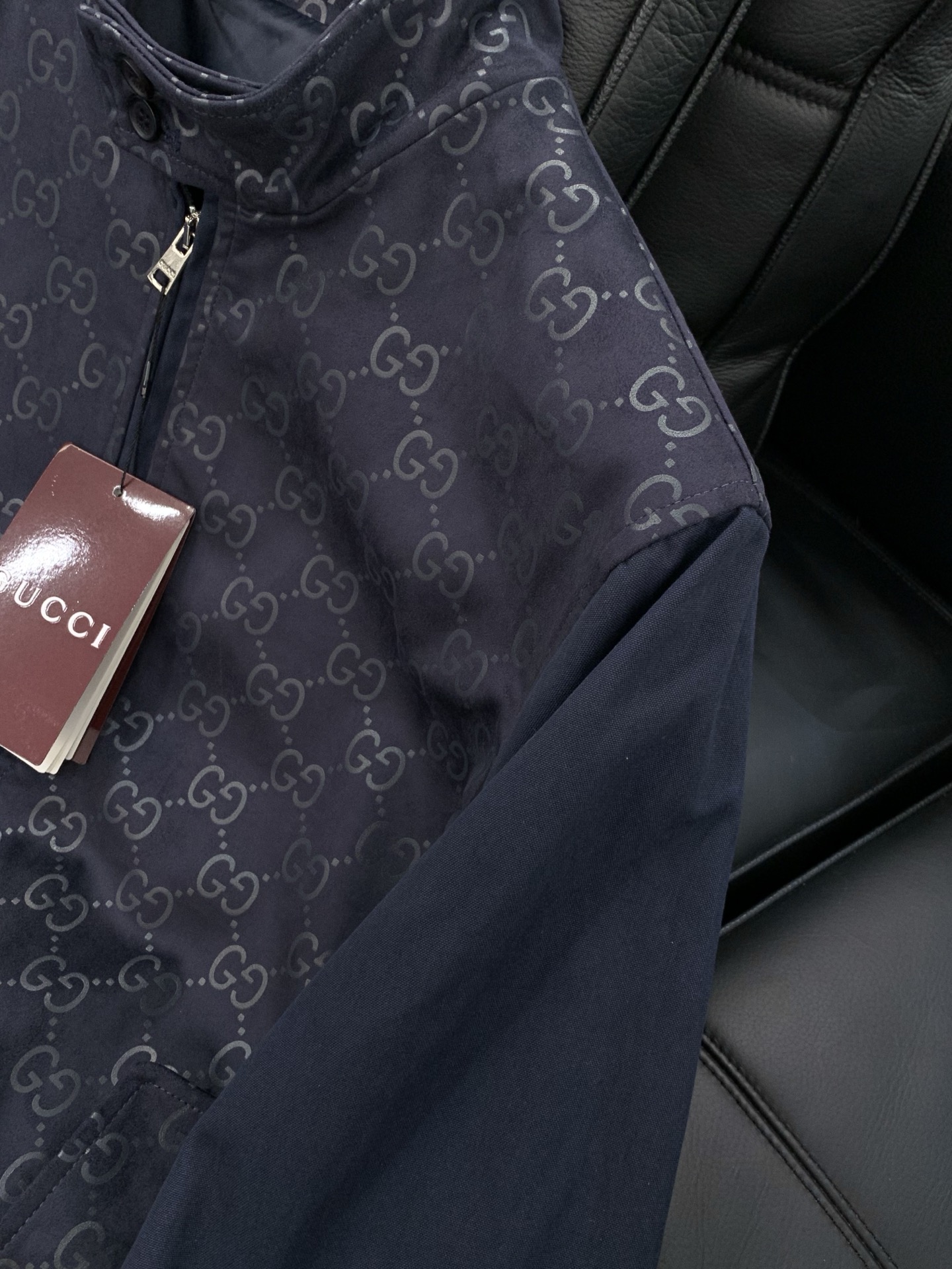 ，Gucci 古驰，2025秋冬最新款，专柜同步有售，原单狠货，时尚休闲夹克外套，上身很有特点！吸睛而有