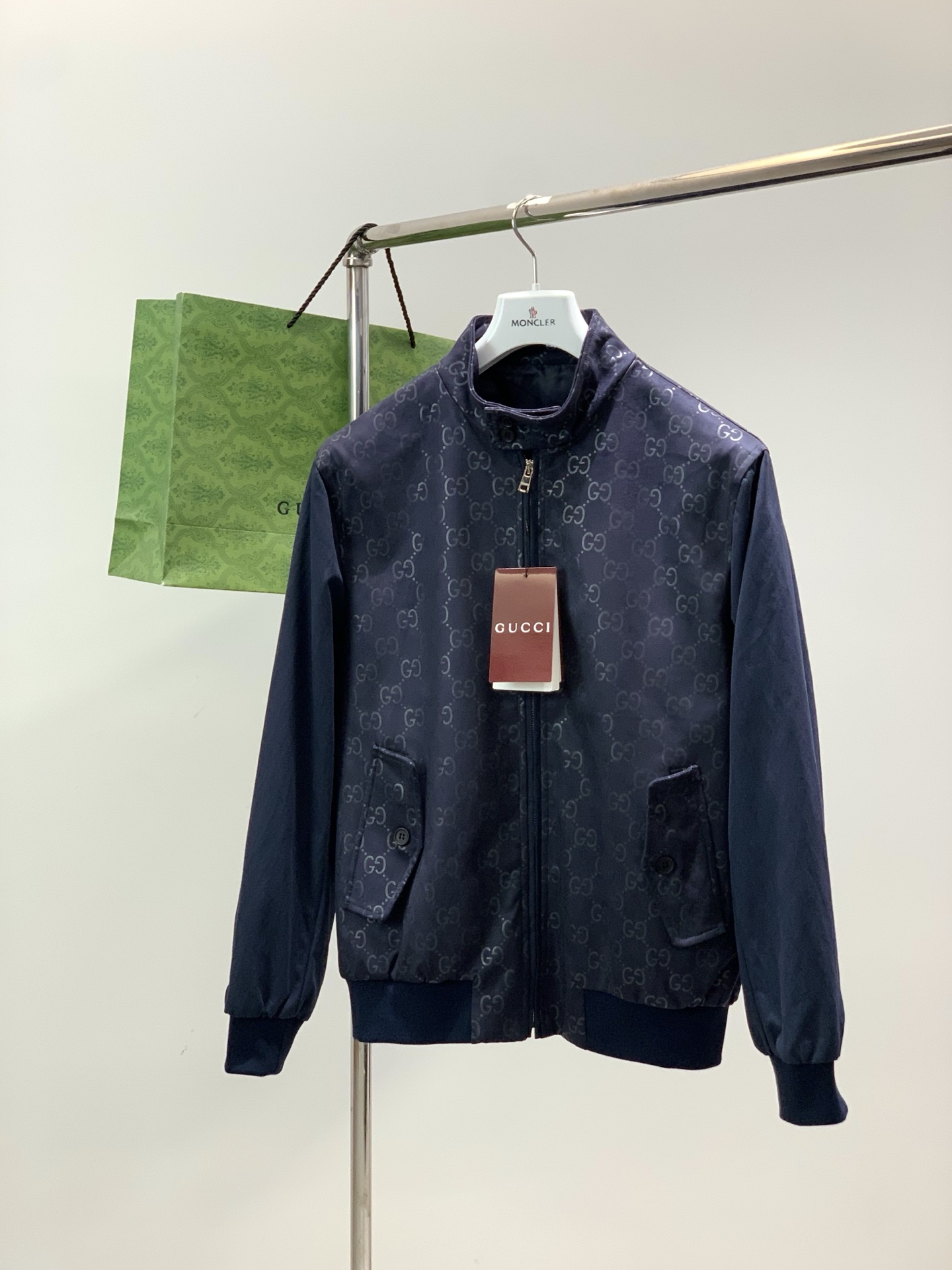 ，Gucci 古驰，2025秋冬最新款，专柜同步有售，原单狠货，时尚休闲夹克外套，上身很有特点！吸睛而有