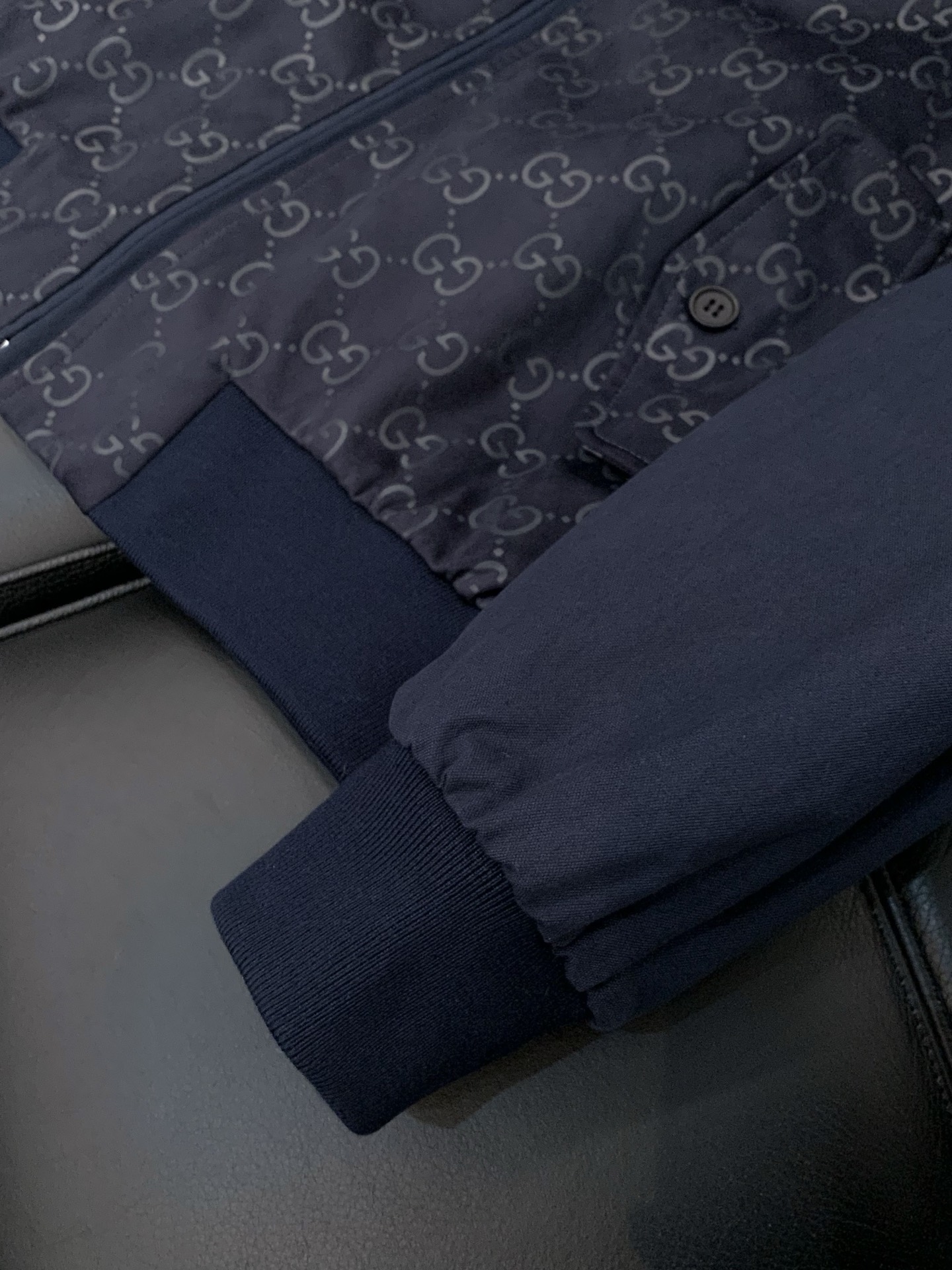 ，Gucci 古驰，2025秋冬最新款，专柜同步有售，原单狠货，时尚休闲夹克外套，上身很有特点！吸睛而有