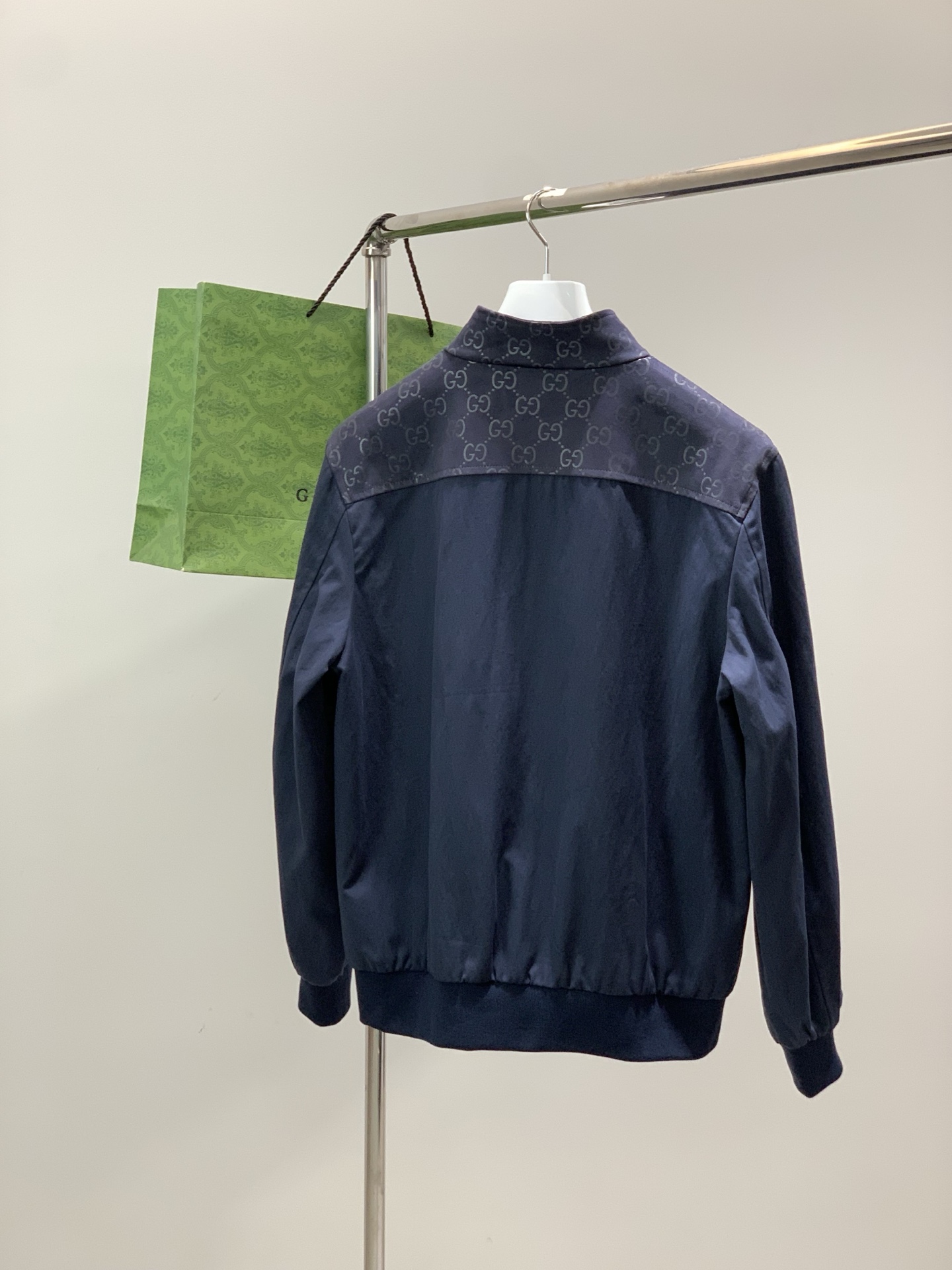 ，Gucci 古驰，2025秋冬最新款，专柜同步有售，原单狠货，时尚休闲夹克外套，上身很有特点！吸睛而有