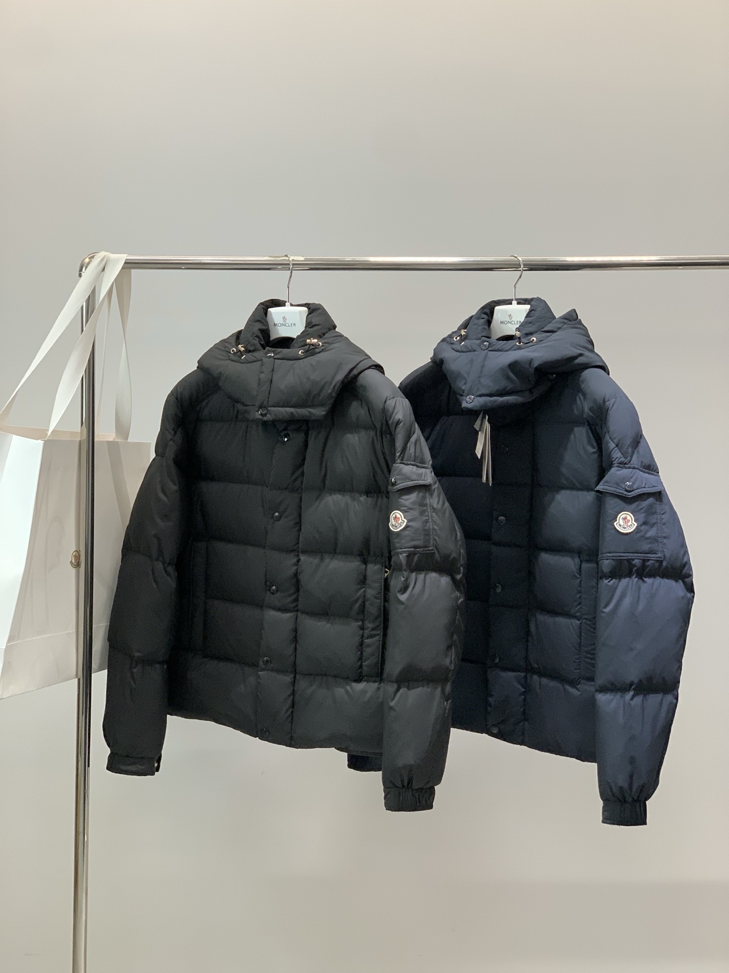 ，Moncler 蒙口，2025冬季最新品，专柜同步有售，原单狠货，时尚休闲连帽羽绒服（马甲），上身舒适