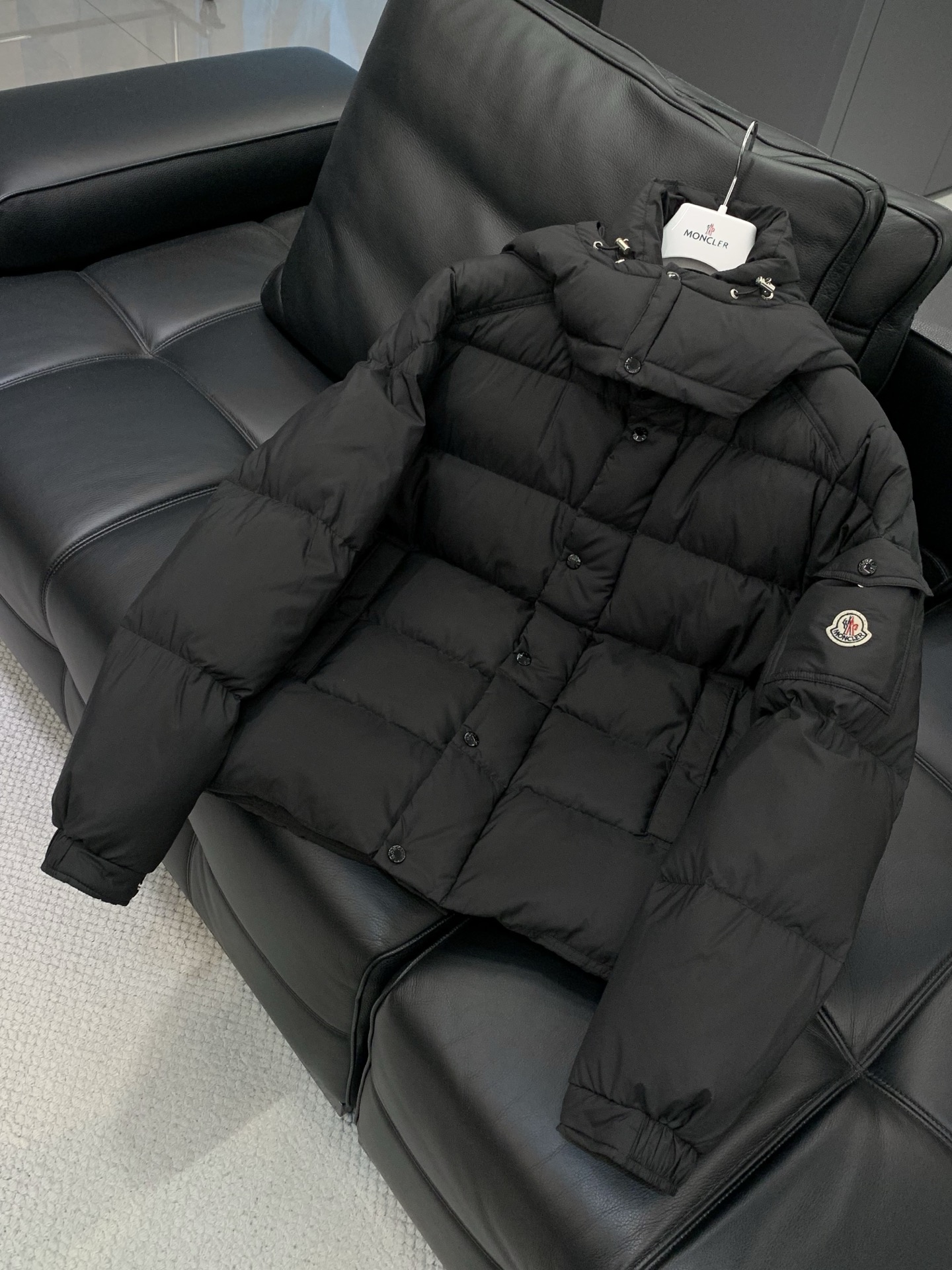 ，Moncler 蒙口，2025冬季最新品，专柜同步有售，原单狠货，时尚休闲连帽羽绒服（马甲），上身舒适