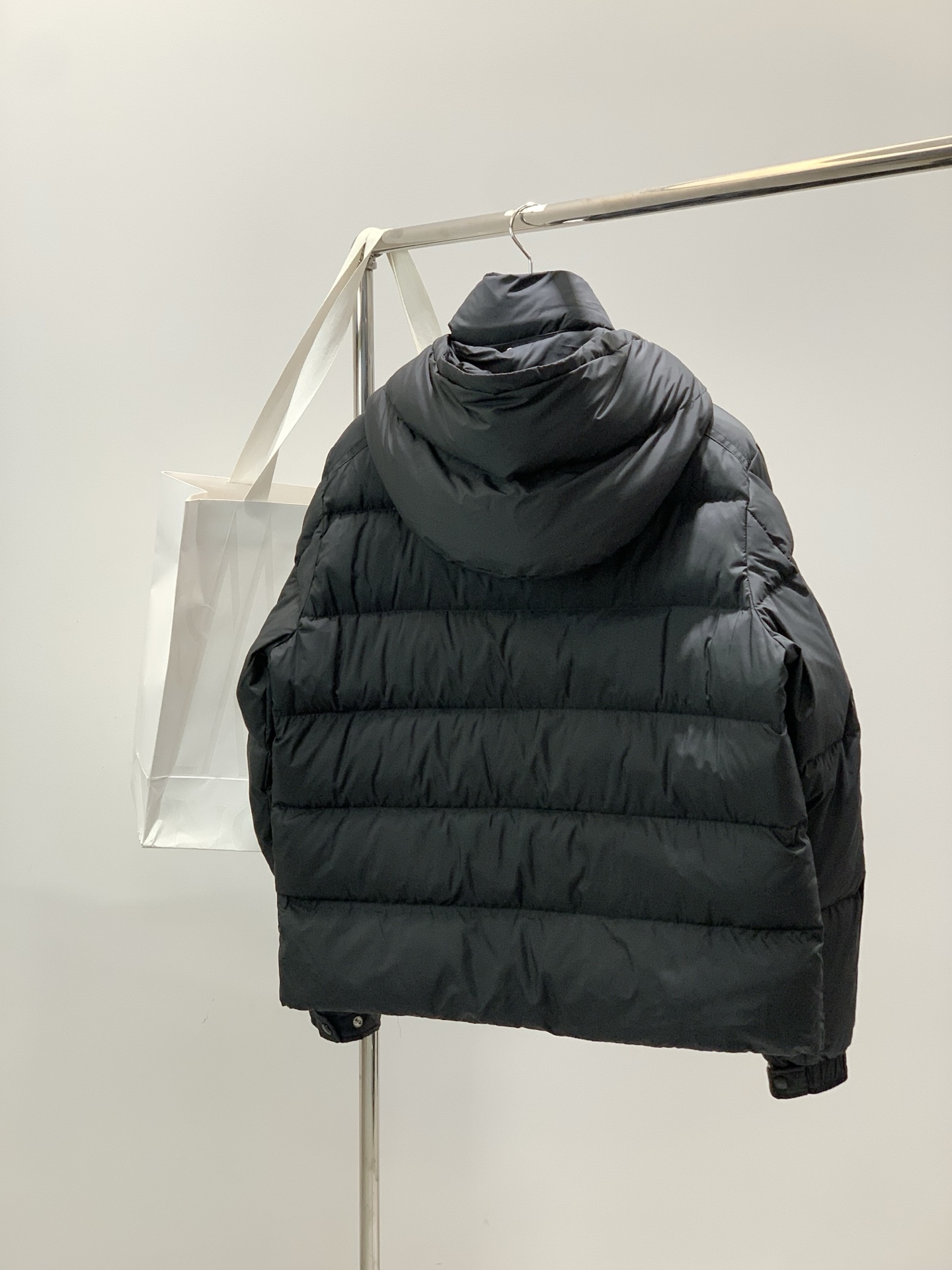 ，Moncler 蒙口，2025冬季最新品，专柜同步有售，原单狠货，时尚休闲连帽羽绒服（马甲），上身舒适