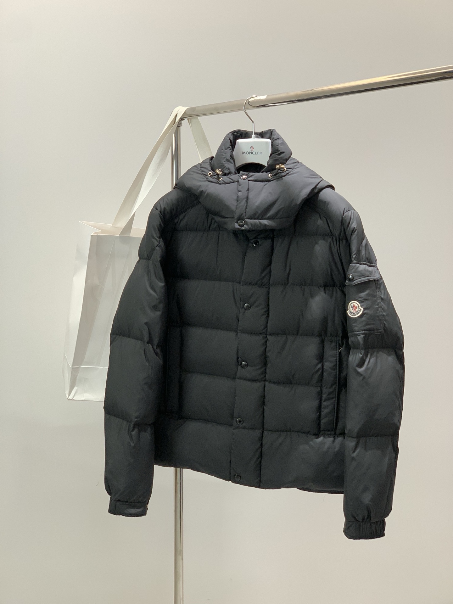 ，Moncler 蒙口，2025冬季最新品，专柜同步有售，原单狠货，时尚休闲连帽羽绒服（马甲），上身舒适