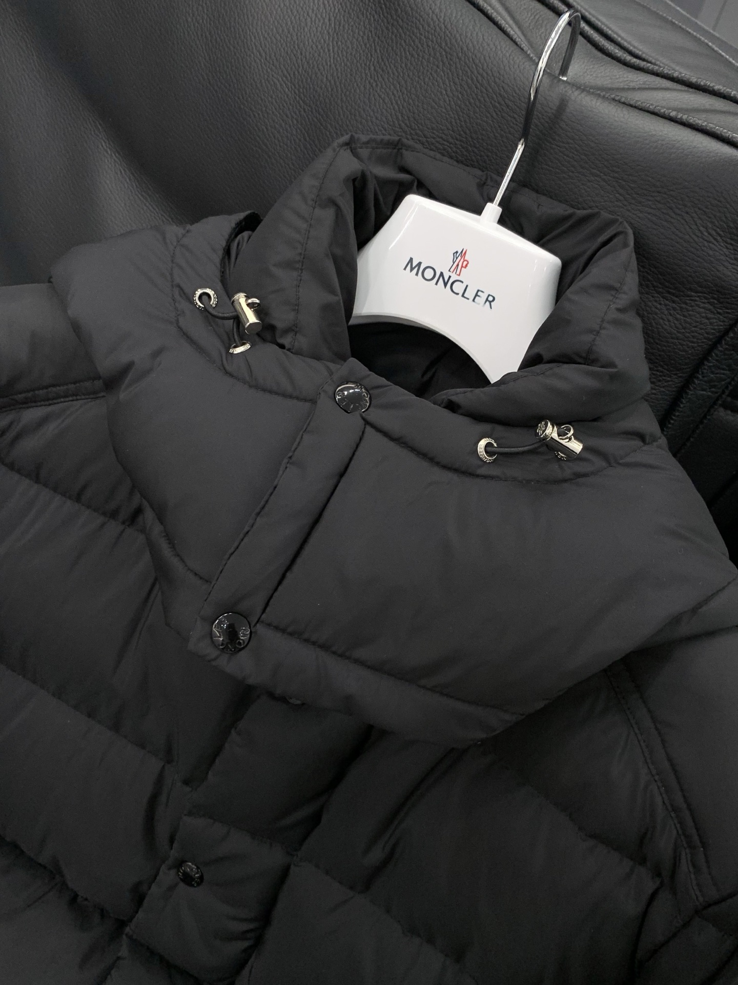 ，Moncler 蒙口，2025冬季最新品，专柜同步有售，原单狠货，时尚休闲连帽羽绒服（马甲），上身舒适