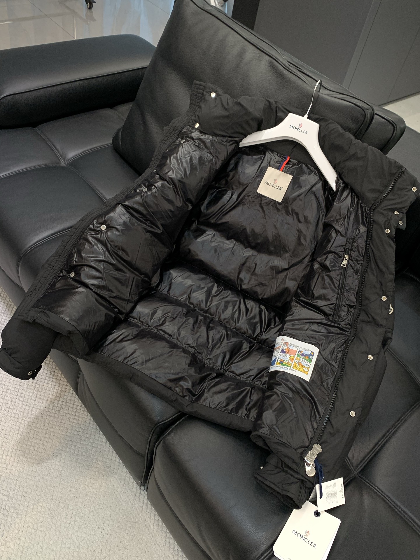 ，Moncler 蒙口，2025冬季最新品，专柜同步有售，原单狠货，时尚休闲连帽羽绒服（马甲），上身舒适