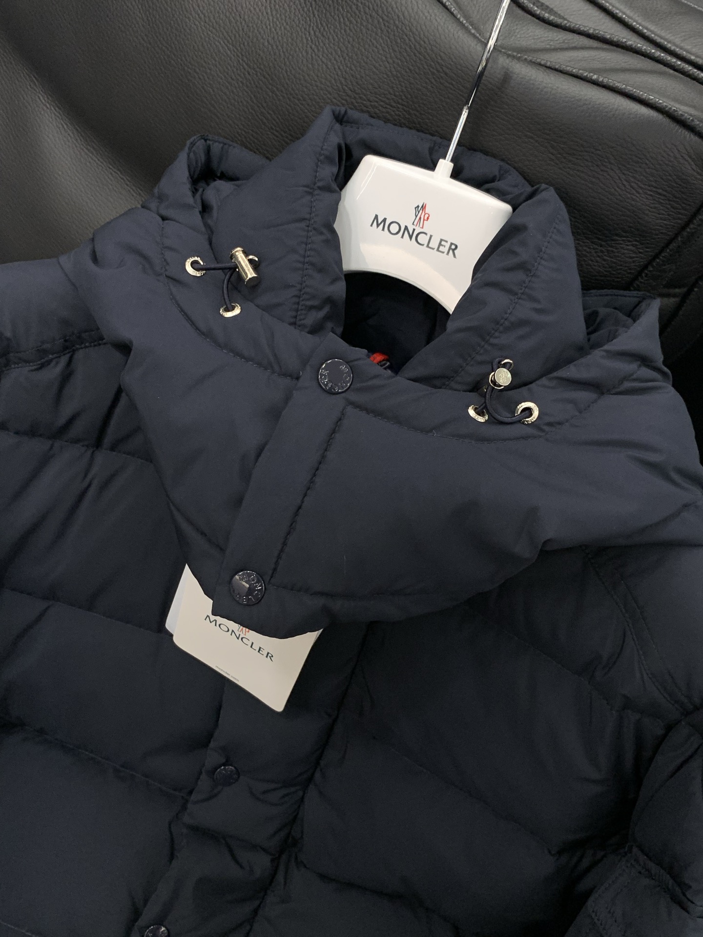 ，Moncler 蒙口，2025冬季最新品，专柜同步有售，原单狠货，时尚休闲连帽羽绒服（马甲），上身舒适