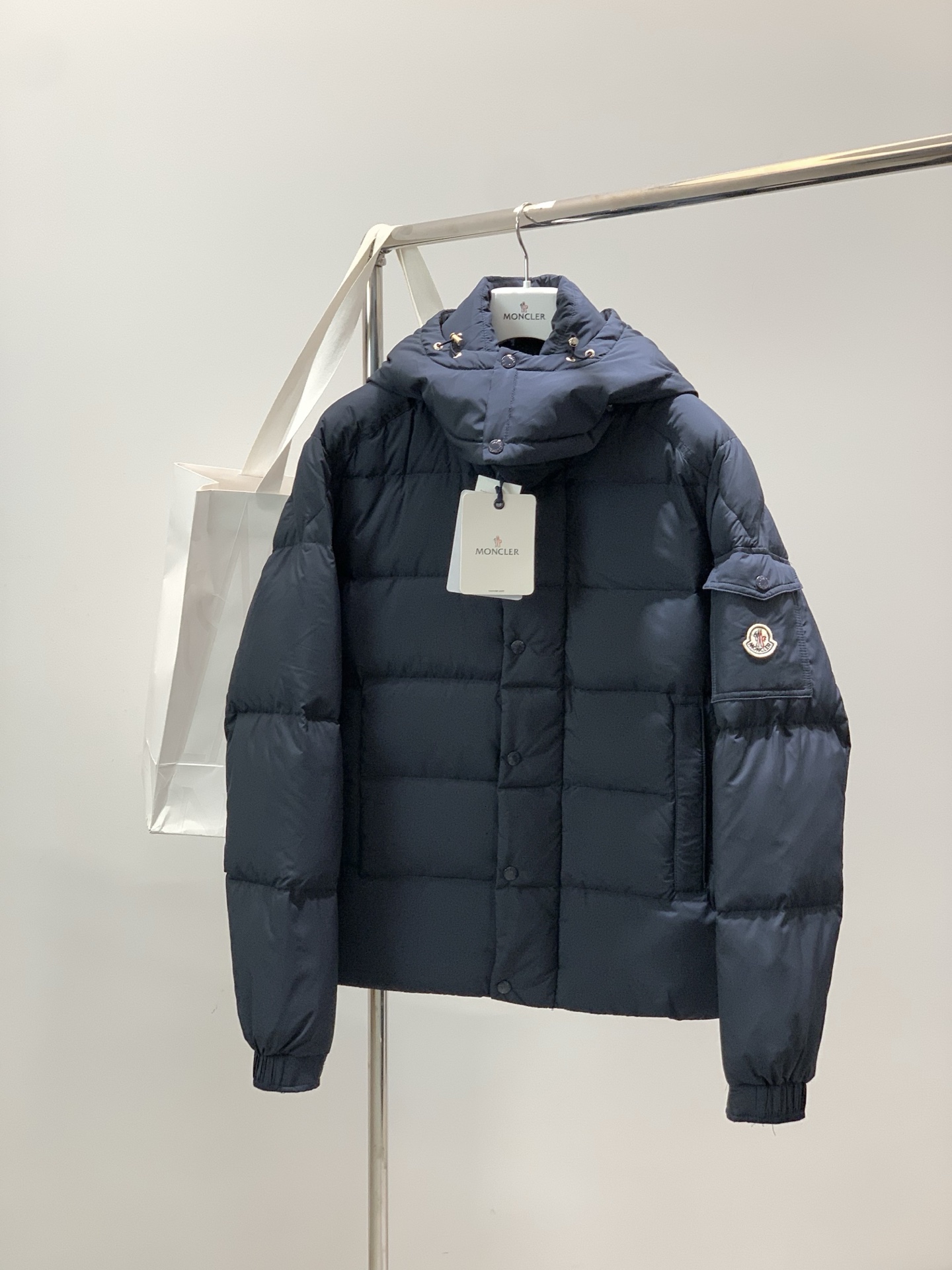，Moncler 蒙口，2025冬季最新品，专柜同步有售，原单狠货，时尚休闲连帽羽绒服（马甲），上身舒适