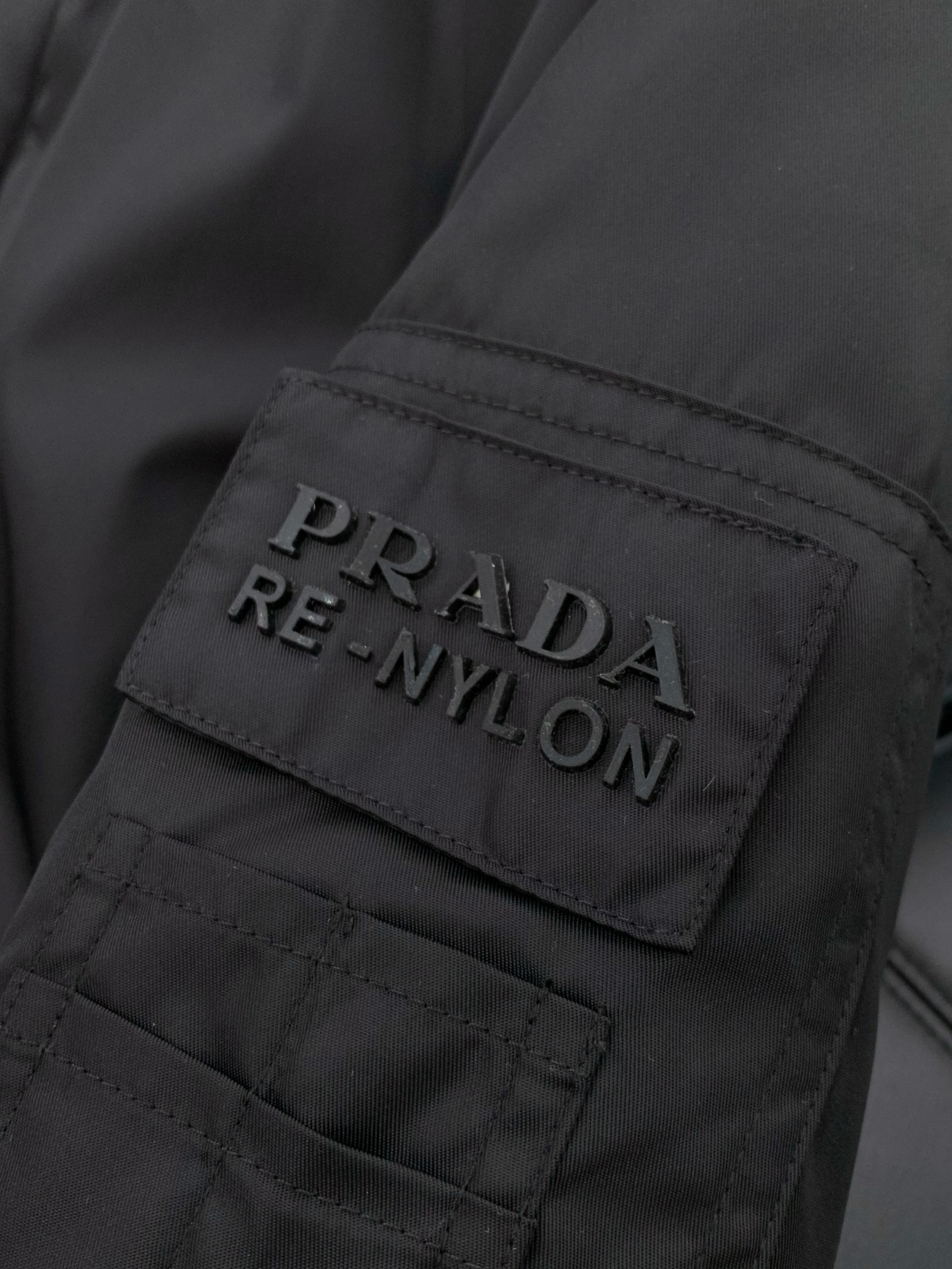 ，PRADA 普拉达，2025冬季最新品，专柜同步有售，时尚休闲羽绒服，进口原版面料，做工极为复杂，唯一