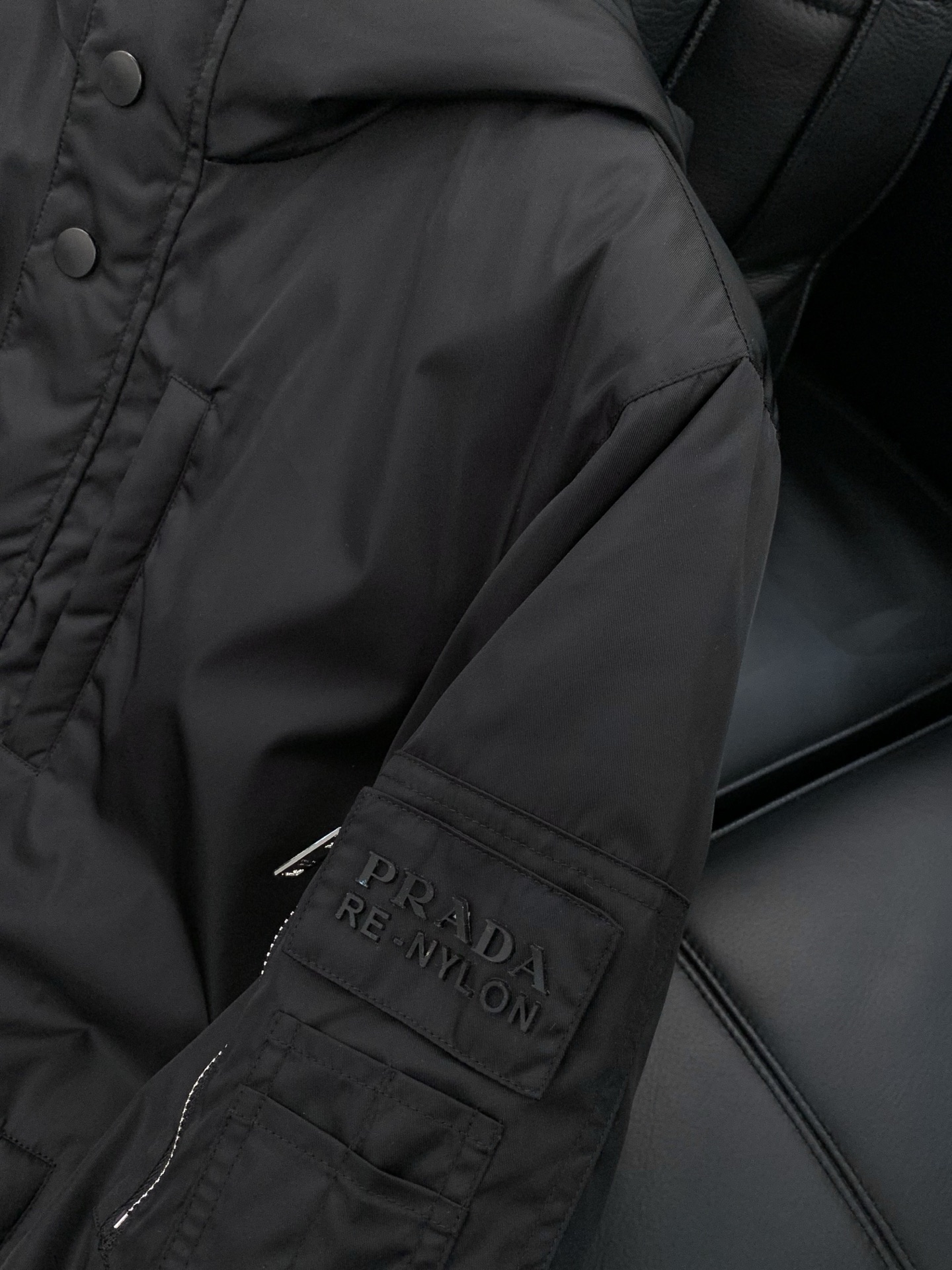 ，PRADA 普拉达，2025冬季最新品，专柜同步有售，时尚休闲羽绒服，进口原版面料，做工极为复杂，唯一