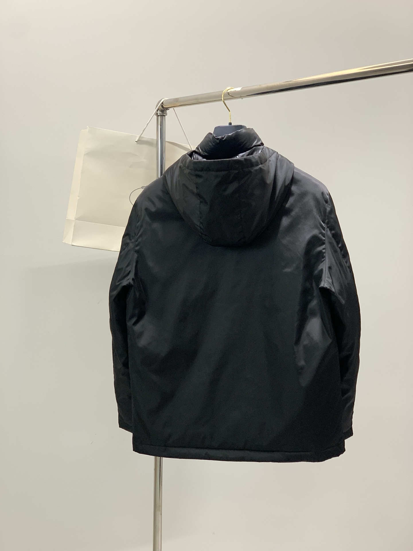 ，PRADA 普拉达，2025冬季最新品，专柜同步有售，时尚休闲羽绒服，进口原版面料，做工极为复杂，唯一