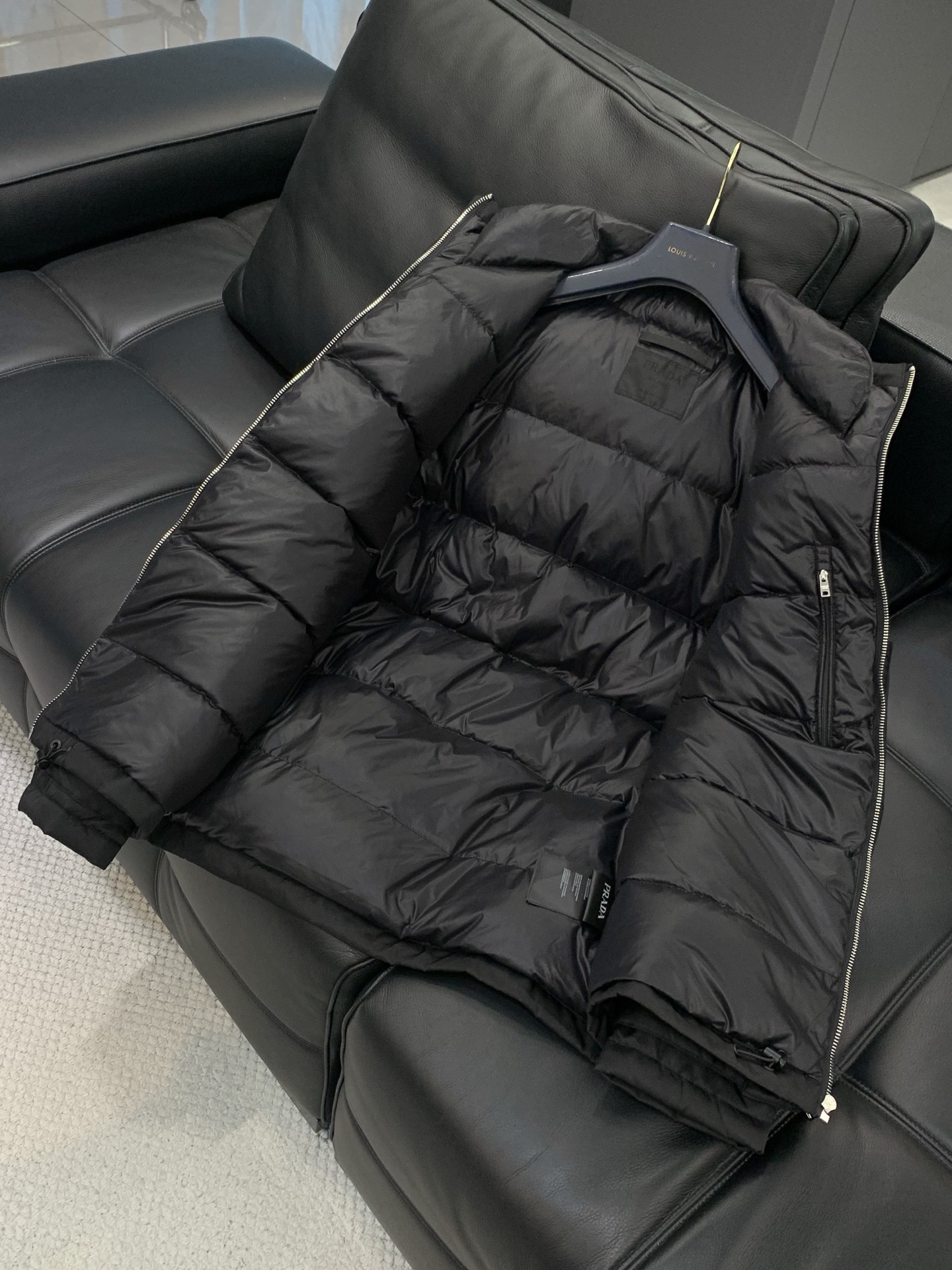 ，PRADA 普拉达，2025冬季最新品，专柜同步有售，时尚休闲羽绒服，进口原版面料，做工极为复杂，唯一