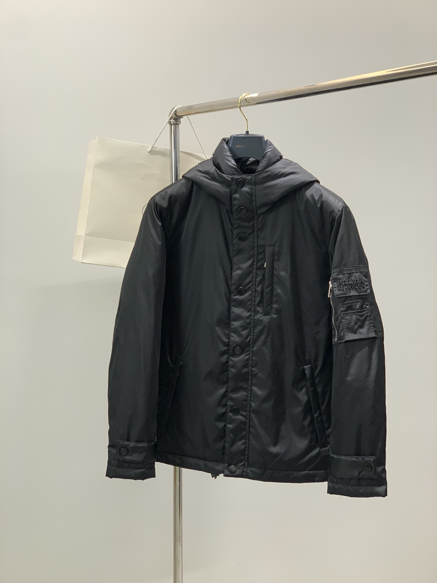 ，PRADA 普拉达，2025冬季最新品，专柜同步有售，时尚休闲羽绒服，进口原版面料，做工极为复杂，唯一