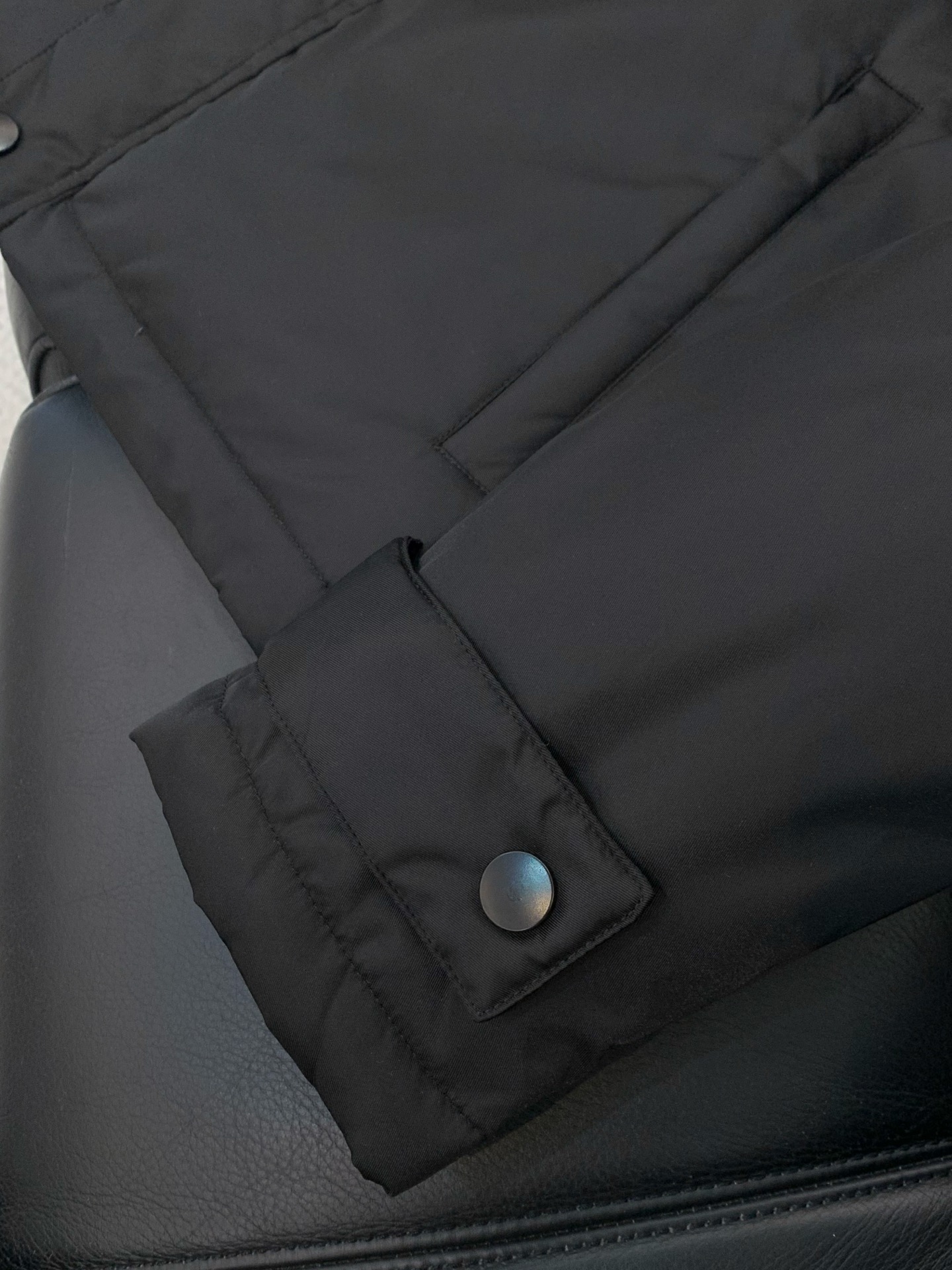 ，PRADA 普拉达，2025冬季最新品，专柜同步有售，时尚休闲羽绒服，进口原版面料，做工极为复杂，唯一