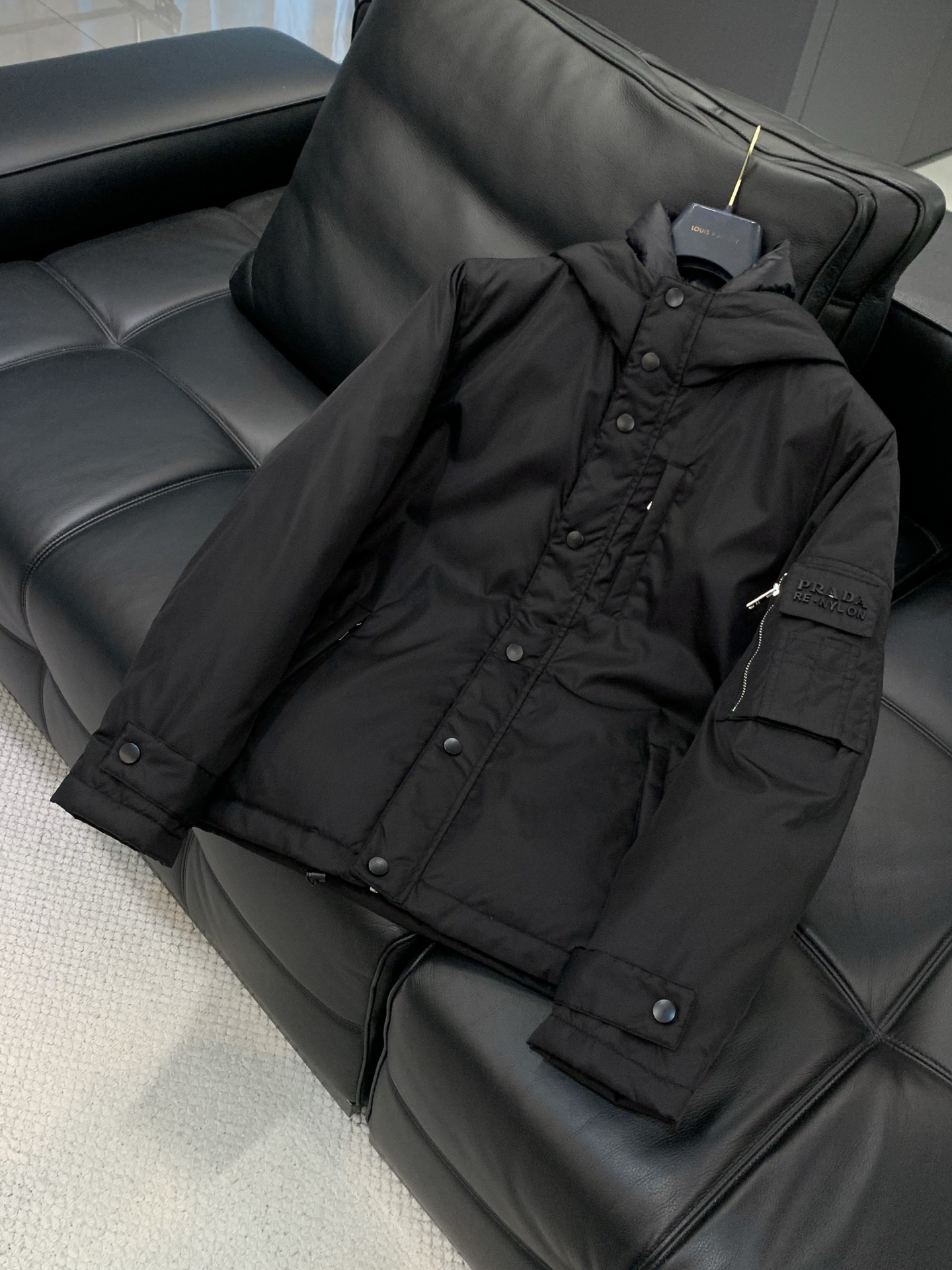 ，PRADA 普拉达，2025冬季最新品，专柜同步有售，时尚休闲羽绒服，进口原版面料，做工极为复杂，唯一