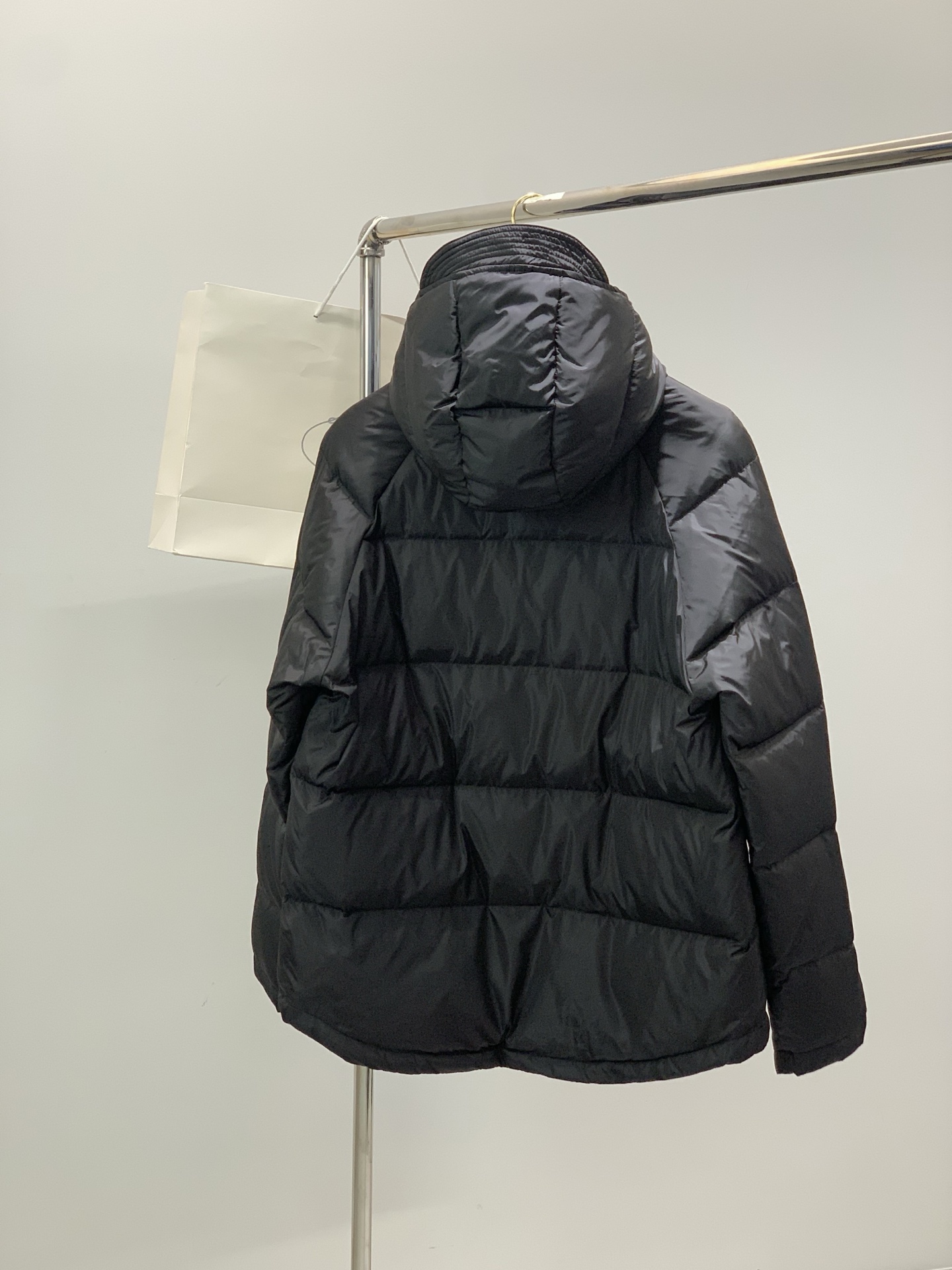 ，PRADA 普拉达，2025冬季最新品，专柜同步有售，时尚休闲羽绒服，进口原版面料，做工极为复杂，唯一