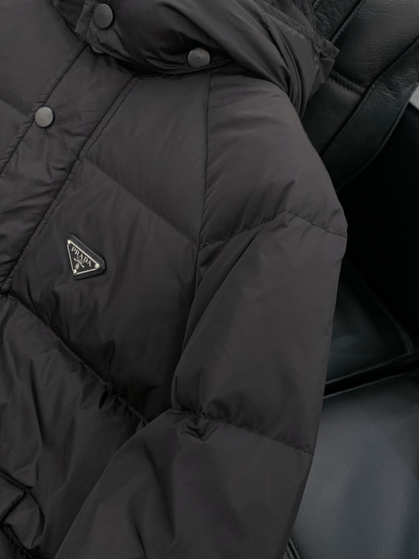 ，PRADA 普拉达，2025冬季最新品，专柜同步有售，时尚休闲羽绒服，进口原版面料，做工极为复杂，唯一