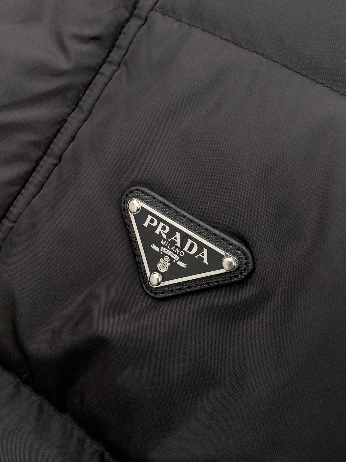 ，PRADA 普拉达，2025冬季最新品，专柜同步有售，时尚休闲羽绒服，进口原版面料，做工极为复杂，唯一