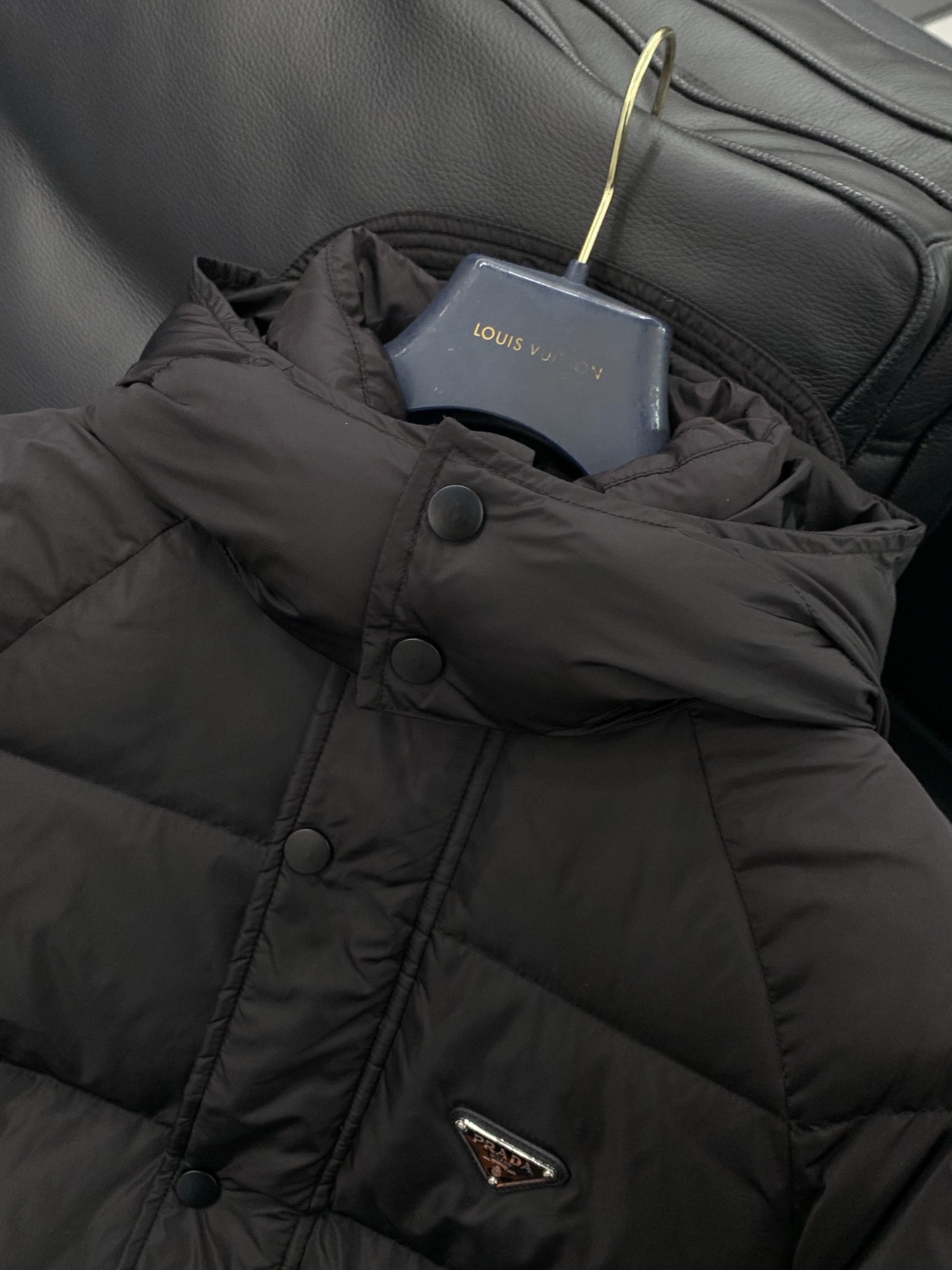 ，PRADA 普拉达，2025冬季最新品，专柜同步有售，时尚休闲羽绒服，进口原版面料，做工极为复杂，唯一