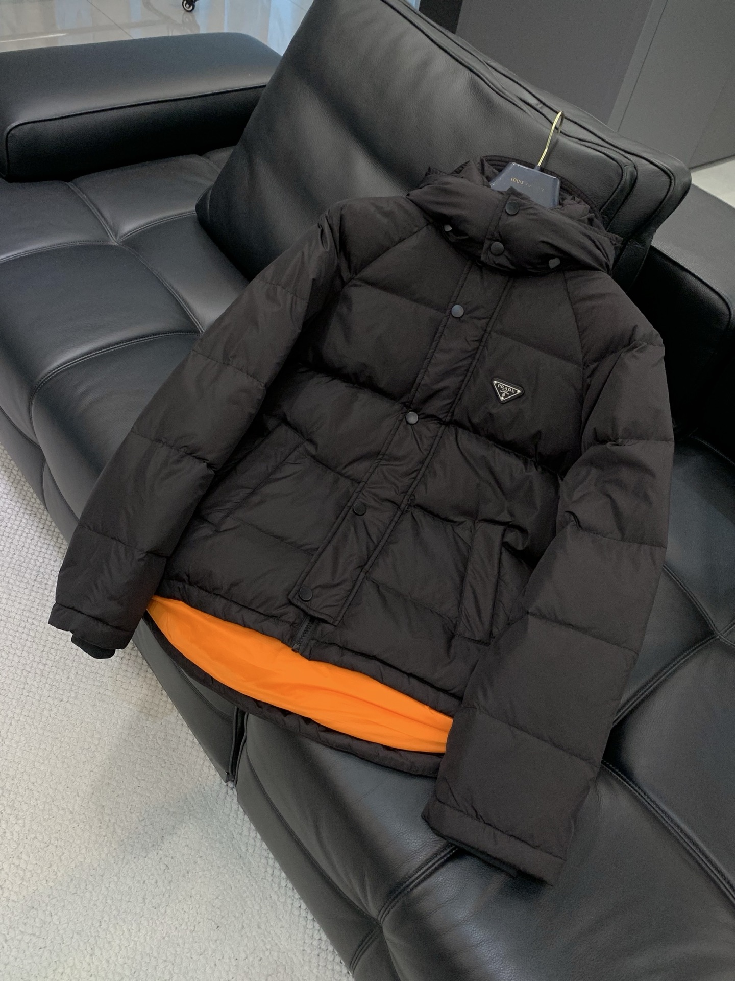 ，PRADA 普拉达，2025冬季最新品，专柜同步有售，时尚休闲羽绒服，进口原版面料，做工极为复杂，唯一