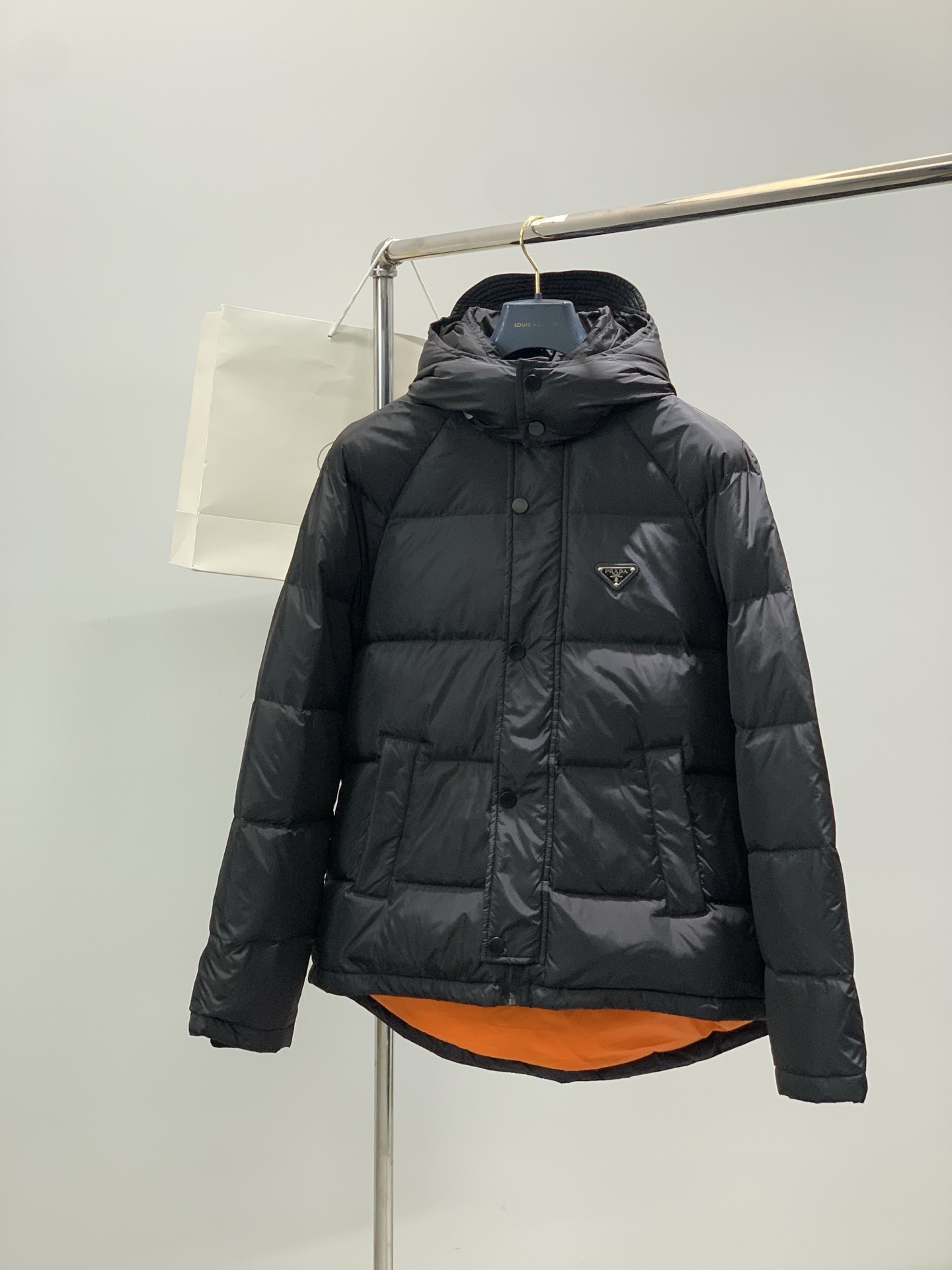 ，PRADA 普拉达，2025冬季最新品，专柜同步有售，时尚休闲羽绒服，进口原版面料，做工极为复杂，唯一