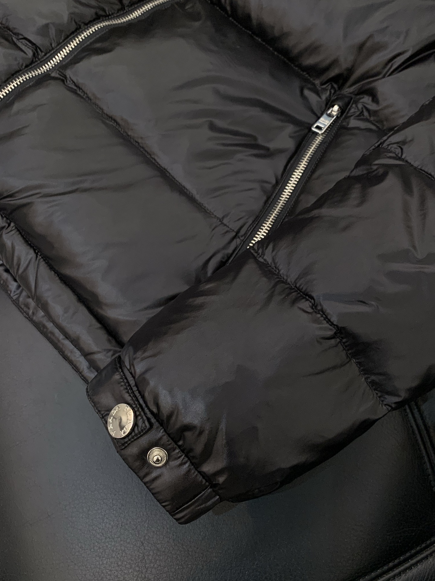 ，PRADA 普拉达，2025冬季最新品，专柜同步有售，时尚休闲羽绒服，进口原版面料，做工极为复杂，唯一