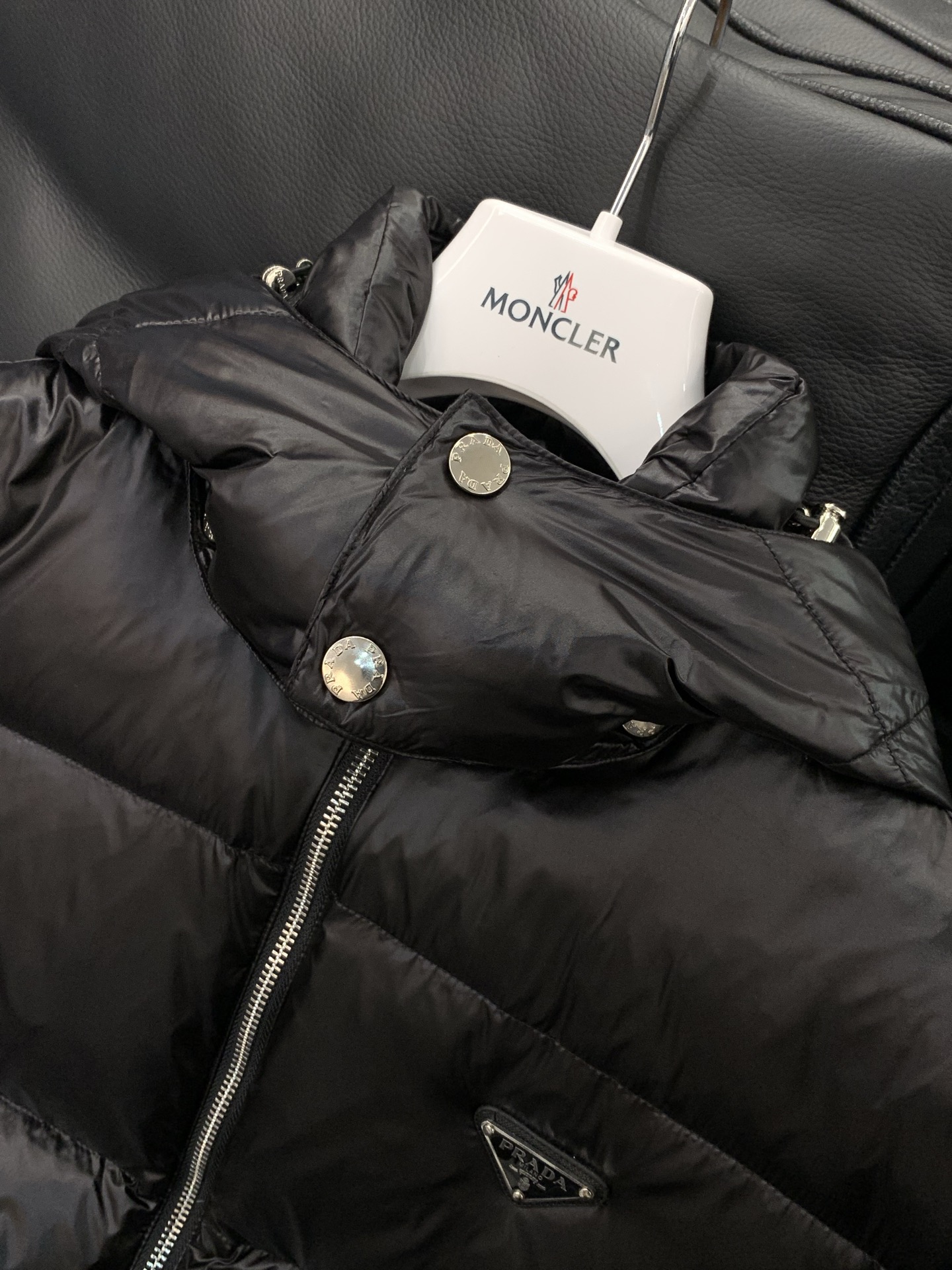 ，PRADA 普拉达，2025冬季最新品，专柜同步有售，时尚休闲羽绒服，进口原版面料，做工极为复杂，唯一