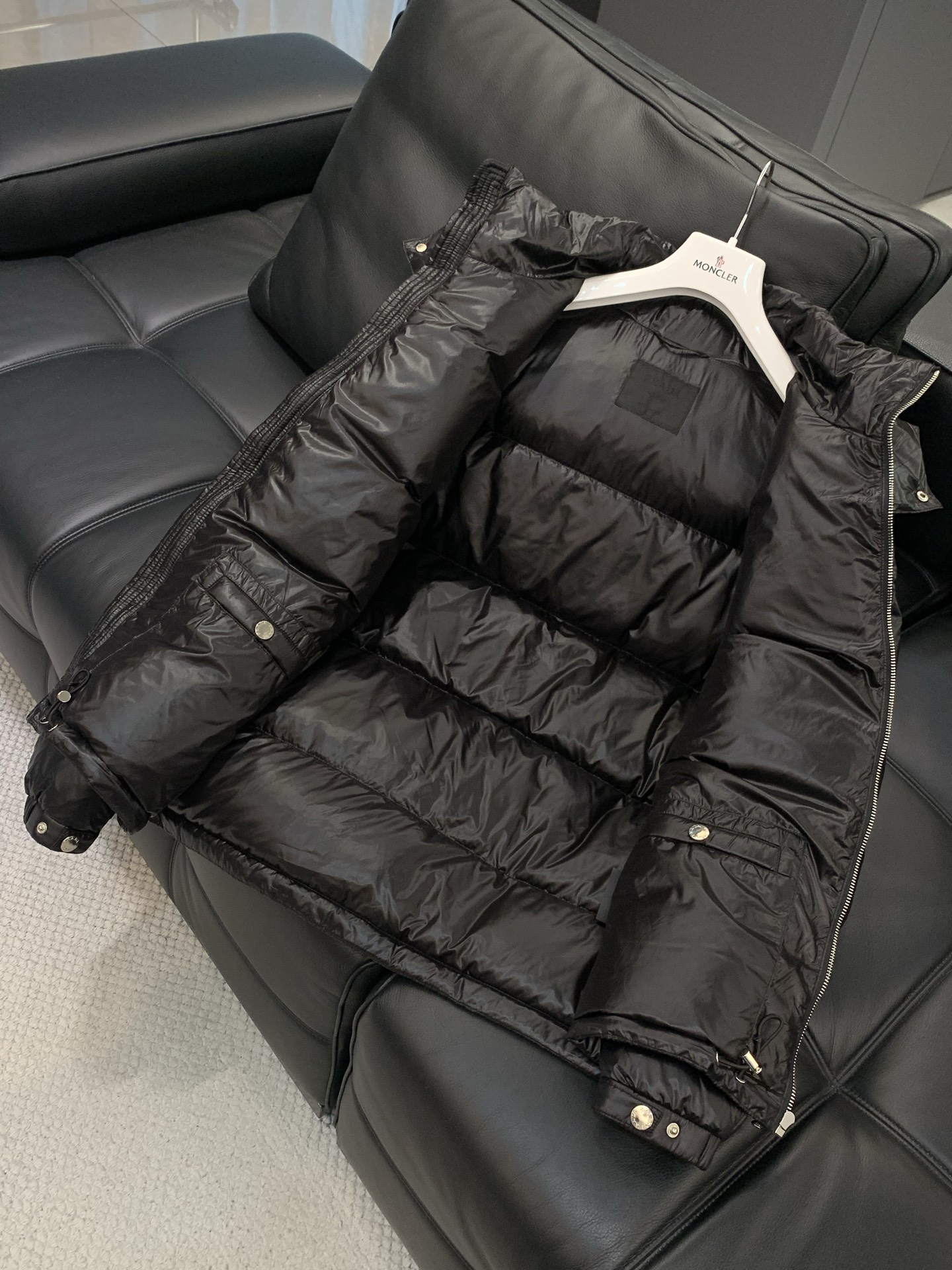 ，PRADA 普拉达，2025冬季最新品，专柜同步有售，时尚休闲羽绒服，进口原版面料，做工极为复杂，唯一