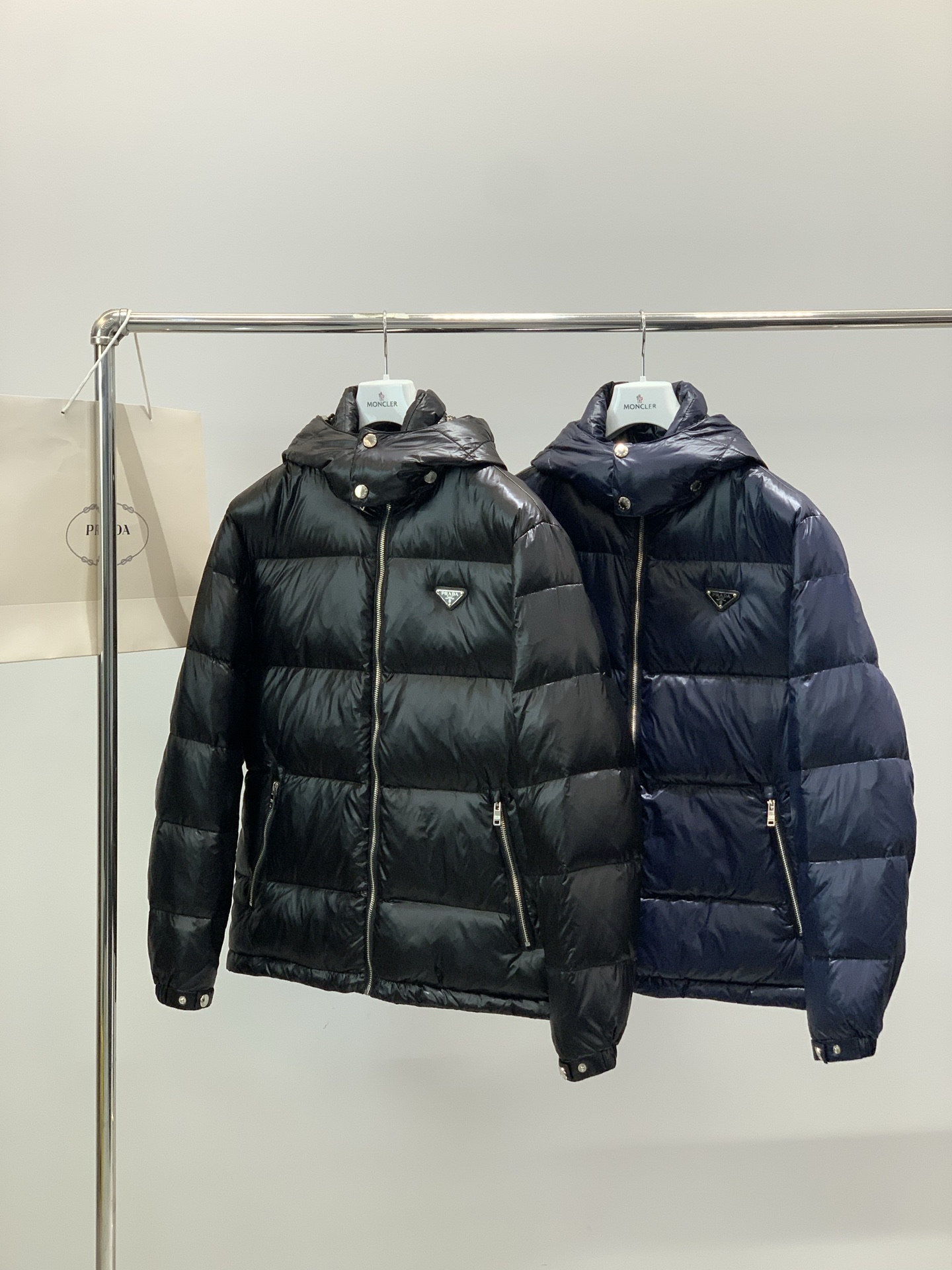 ，PRADA 普拉达，2025冬季最新品，专柜同步有售，时尚休闲羽绒服，进口原版面料，做工极为复杂，唯一