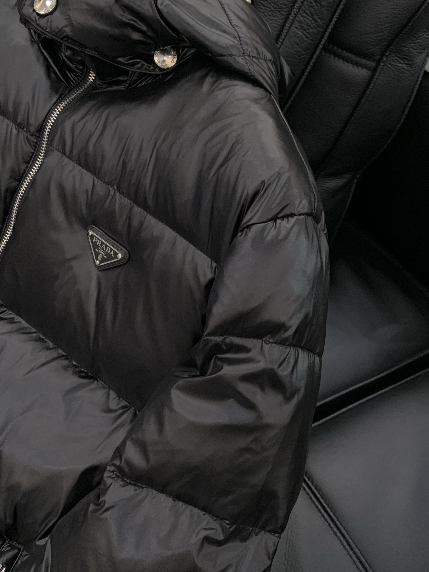 ，PRADA 普拉达，2025冬季最新品，专柜同步有售，时尚休闲羽绒服，进口原版面料，做工极为复杂，唯一