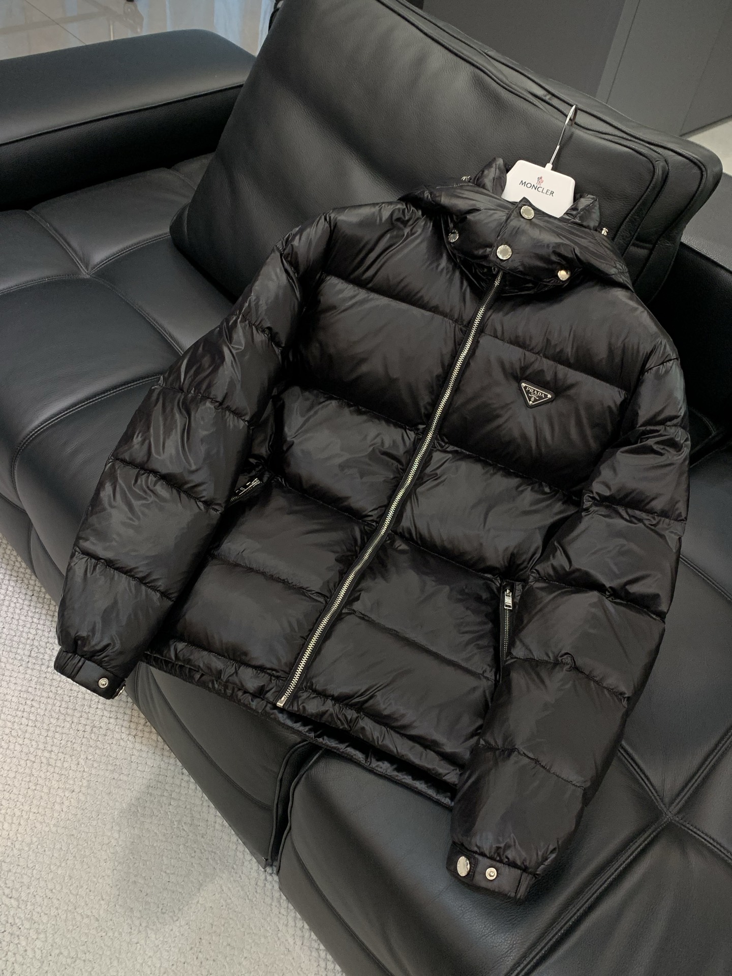 ，PRADA 普拉达，2025冬季最新品，专柜同步有售，时尚休闲羽绒服，进口原版面料，做工极为复杂，唯一