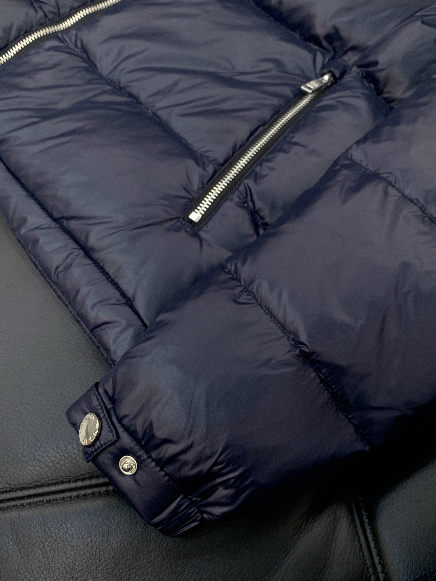 ，PRADA 普拉达，2025冬季最新品，专柜同步有售，时尚休闲羽绒服，进口原版面料，做工极为复杂，唯一