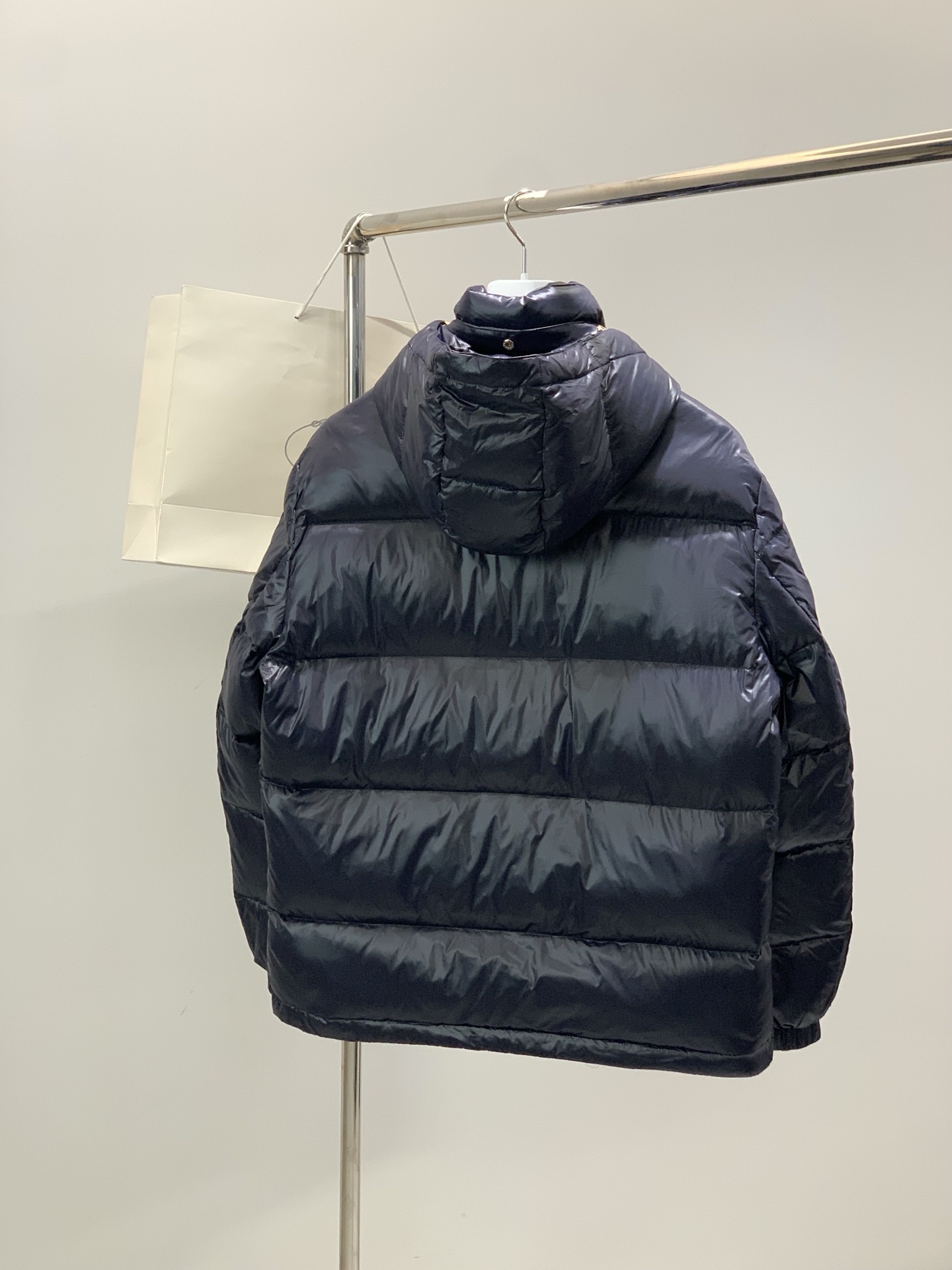 ，PRADA 普拉达，2025冬季最新品，专柜同步有售，时尚休闲羽绒服，进口原版面料，做工极为复杂，唯一