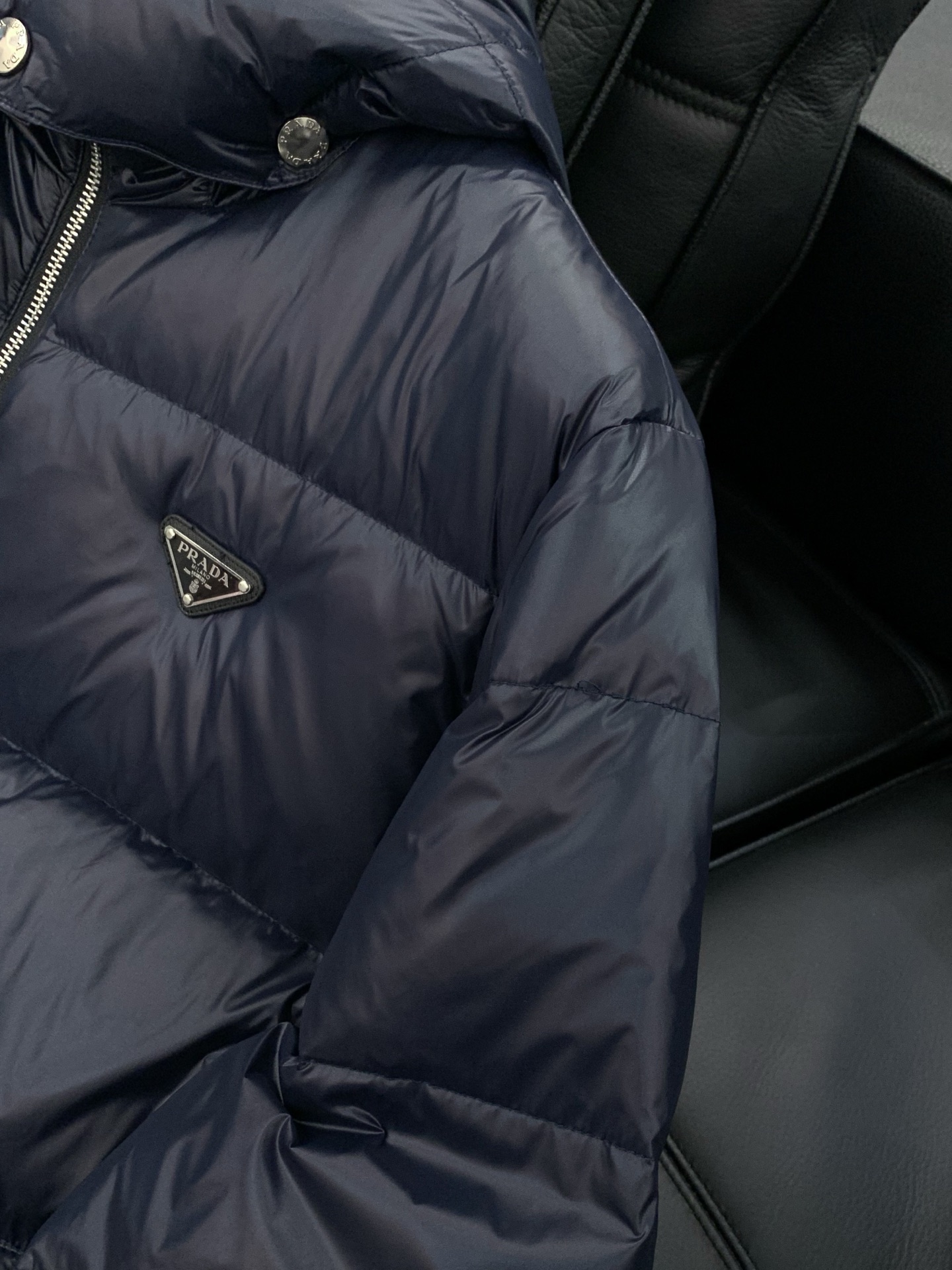 ，PRADA 普拉达，2025冬季最新品，专柜同步有售，时尚休闲羽绒服，进口原版面料，做工极为复杂，唯一