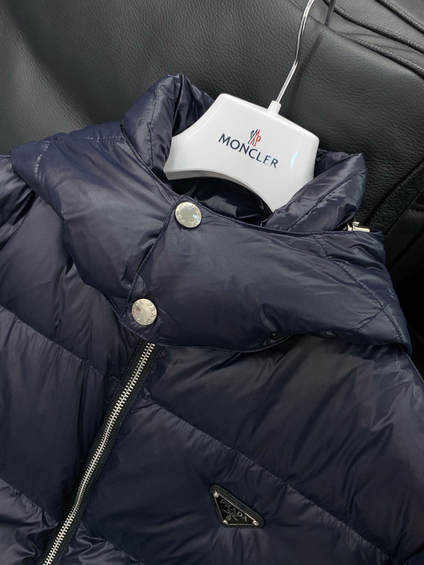 ，PRADA 普拉达，2025冬季最新品，专柜同步有售，时尚休闲羽绒服，进口原版面料，做工极为复杂，唯一