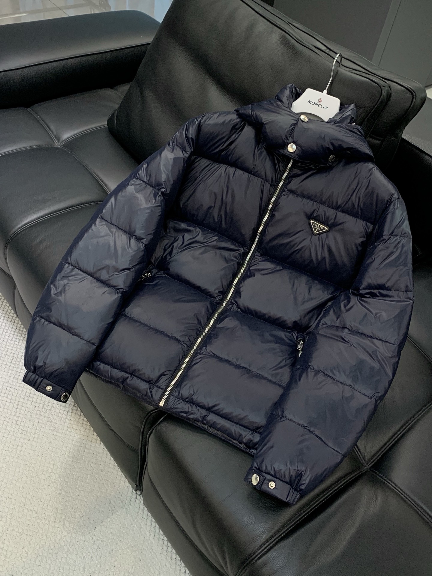 ，PRADA 普拉达，2025冬季最新品，专柜同步有售，时尚休闲羽绒服，进口原版面料，做工极为复杂，唯一