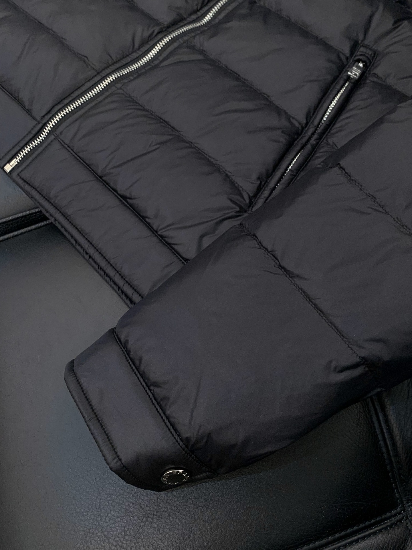 ，PRADA 普拉达，2025冬季最新品，专柜同步有售，时尚休闲羽绒服，进口原版面料，做工极为复杂，唯一