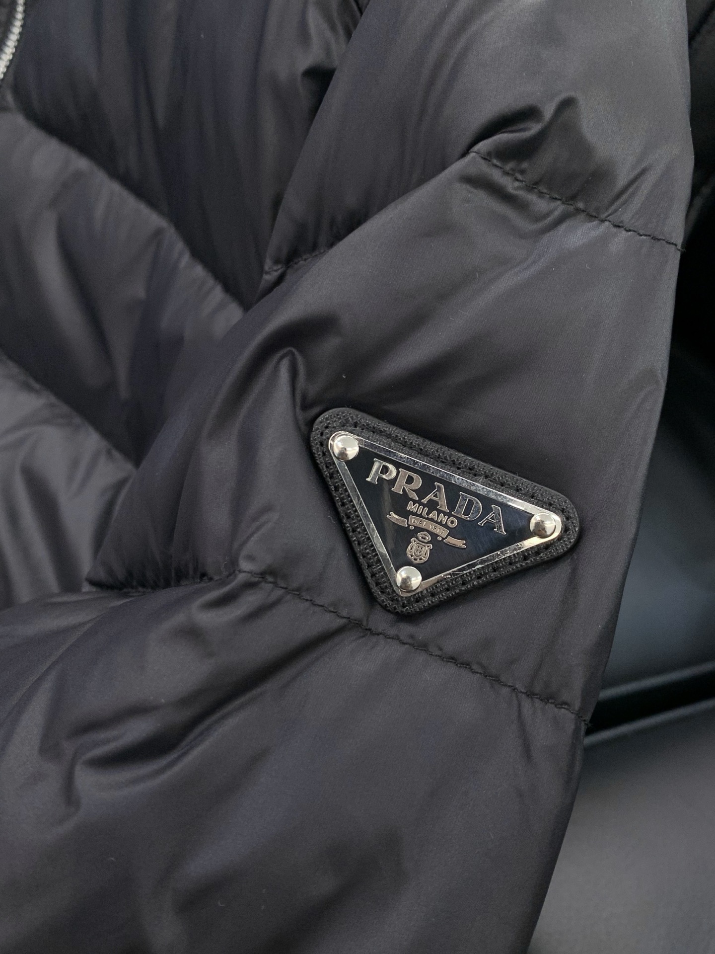 ，PRADA 普拉达，2025冬季最新品，专柜同步有售，时尚休闲羽绒服，进口原版面料，做工极为复杂，唯一