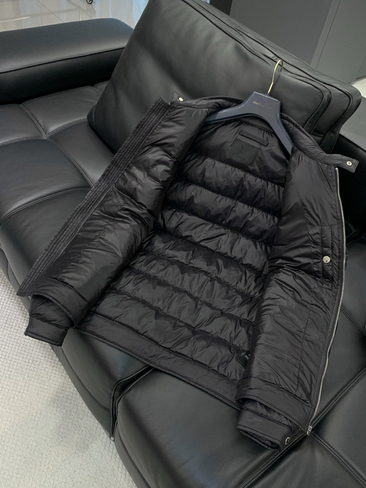 ，PRADA 普拉达，2025冬季最新品，专柜同步有售，时尚休闲羽绒服，进口原版面料，做工极为复杂，唯一