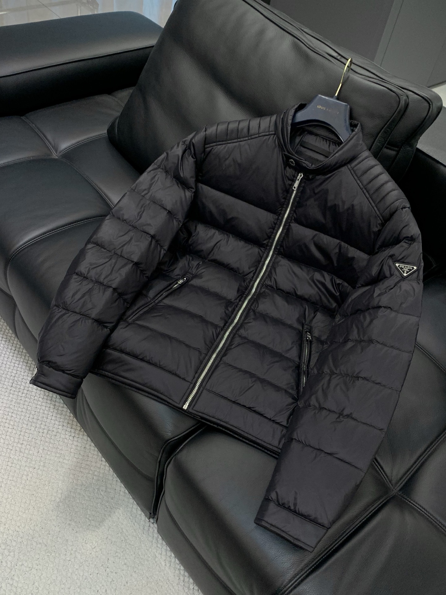 ，PRADA 普拉达，2025冬季最新品，专柜同步有售，时尚休闲羽绒服，进口原版面料，做工极为复杂，唯一