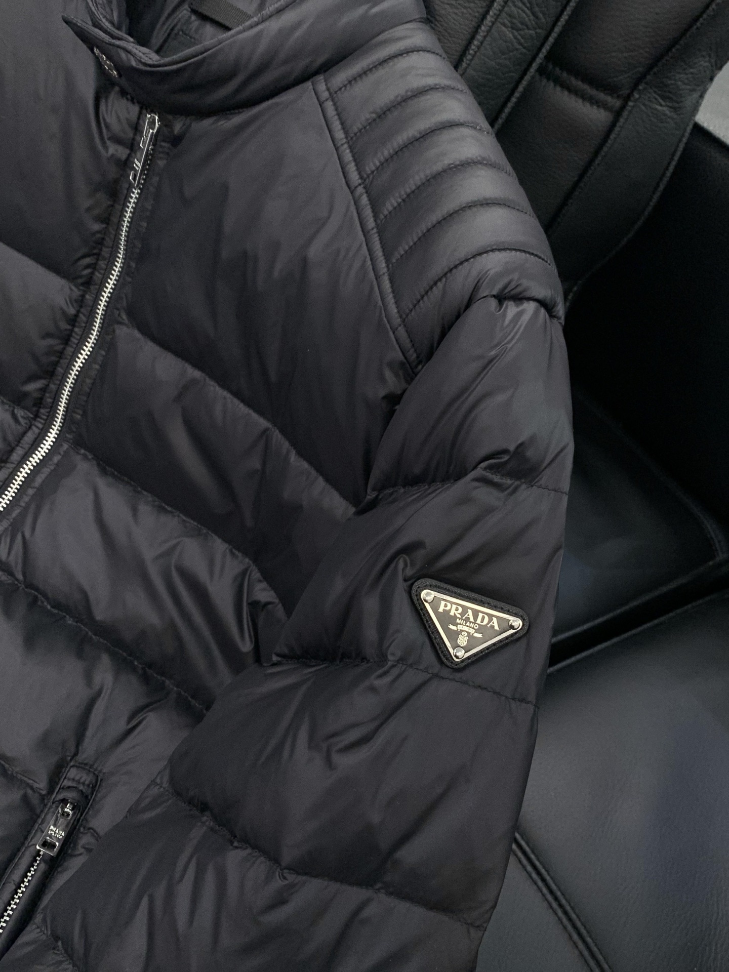 ，PRADA 普拉达，2025冬季最新品，专柜同步有售，时尚休闲羽绒服，进口原版面料，做工极为复杂，唯一