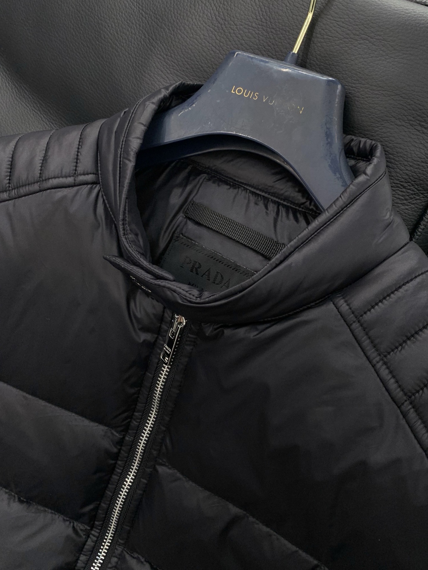 ，PRADA 普拉达，2025冬季最新品，专柜同步有售，时尚休闲羽绒服，进口原版面料，做工极为复杂，唯一