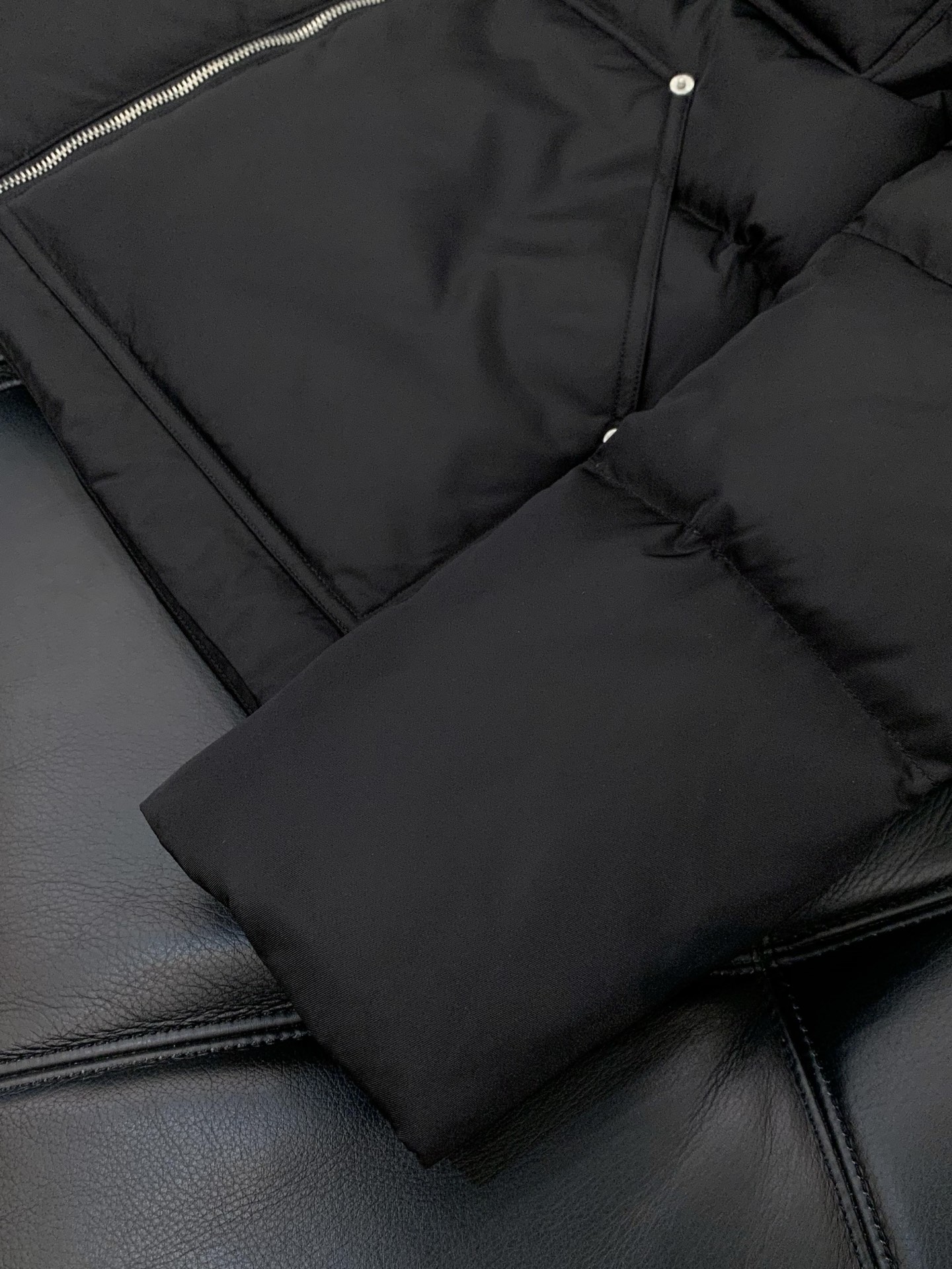 ，PRADA 普拉达，2025冬季最新品，专柜同步有售，时尚休闲羽绒服，进口原版面料，做工极为复杂，唯一